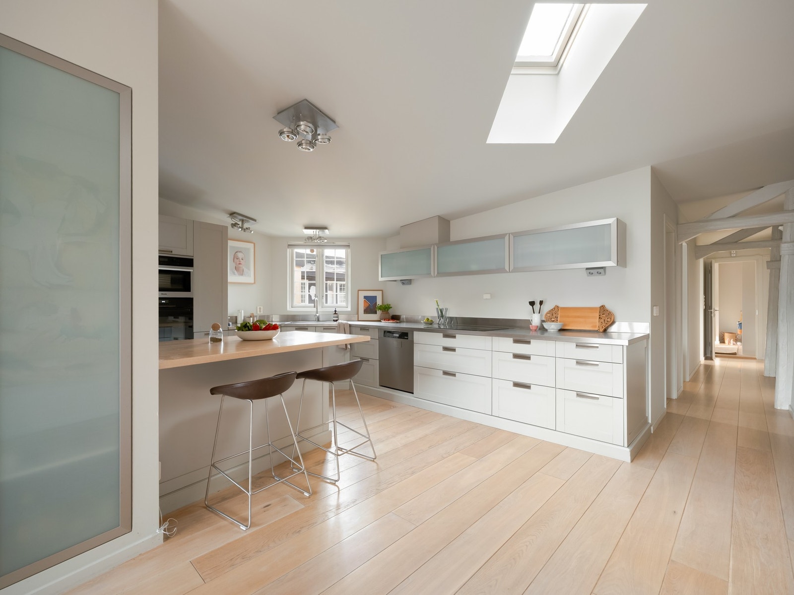 Selve kjøkkenet er fra 2016, da leiligheten ble fullstendig pusset opp. Galleribilde