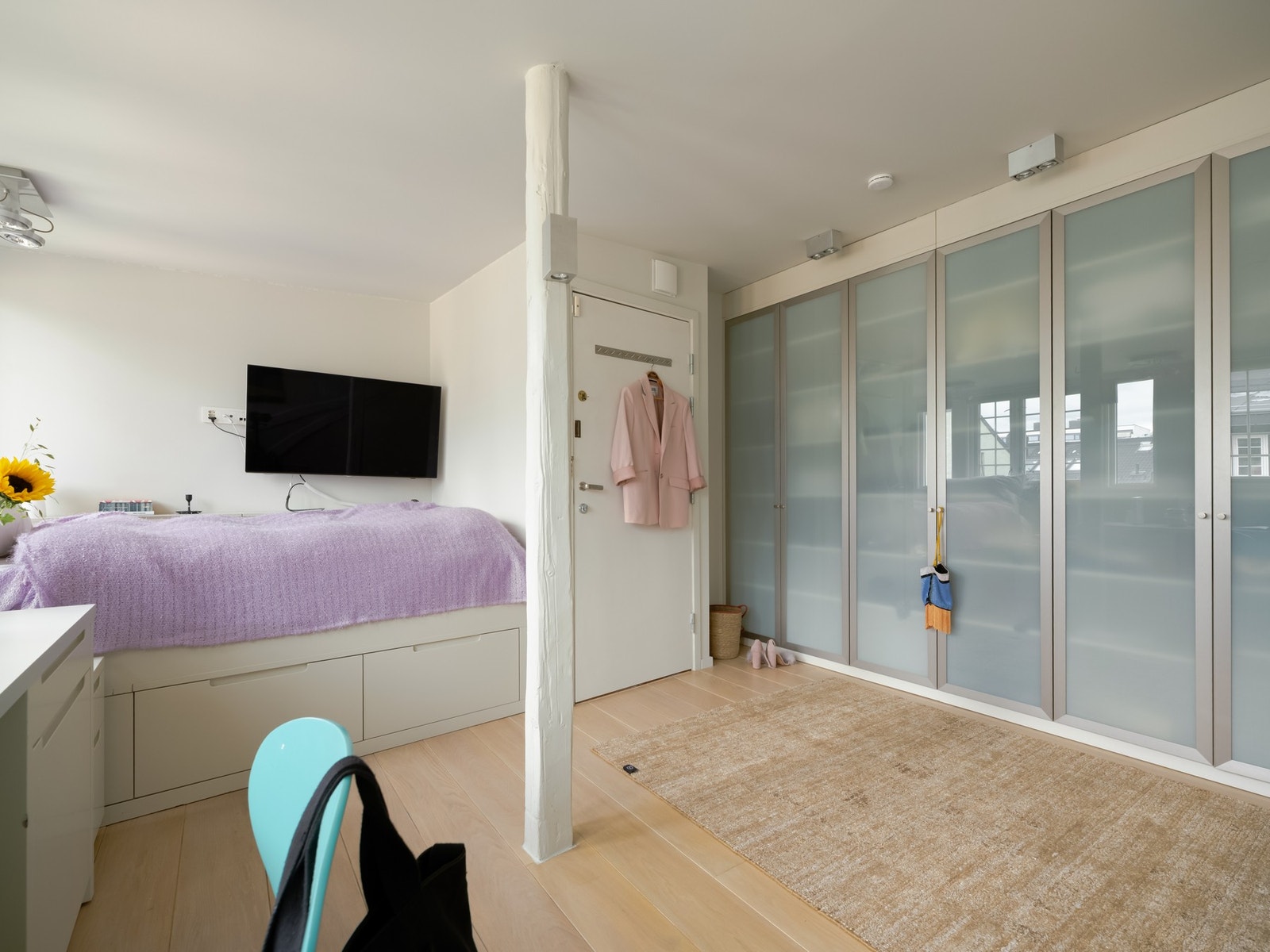 Massevis av garderobeplass. Galleribilde