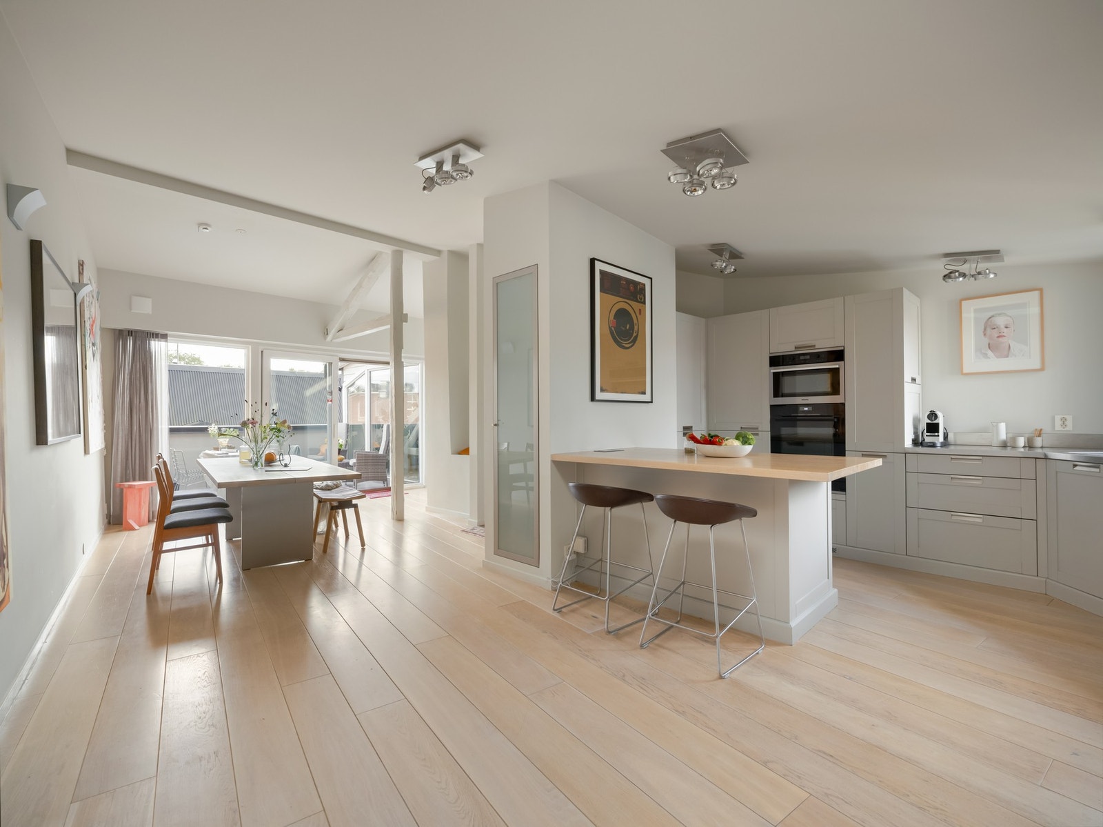 Kjøkkenet er godt adskilt fra resten, men fortsatt åpent mot spiseplassen. Galleribilde