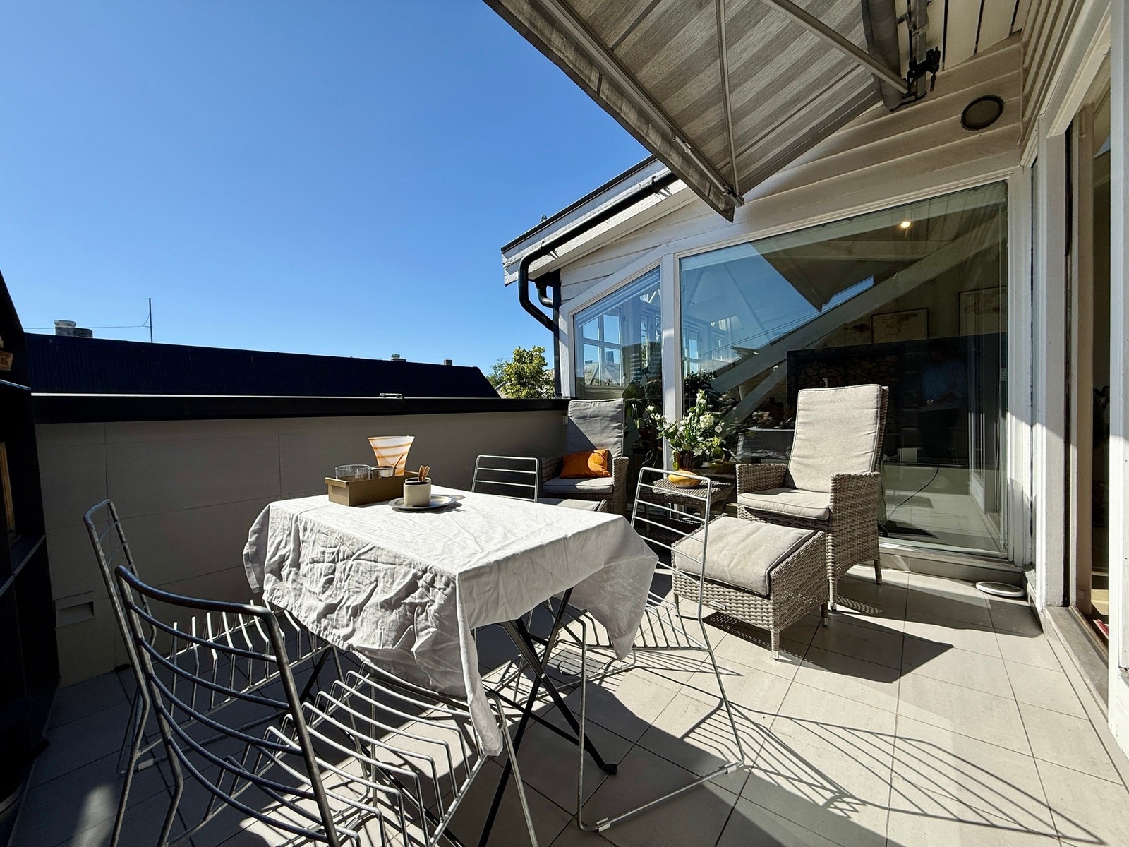 Ute på takterrassen har du sol hele dagen, og god plass til både stoler og bord. Galleribilde