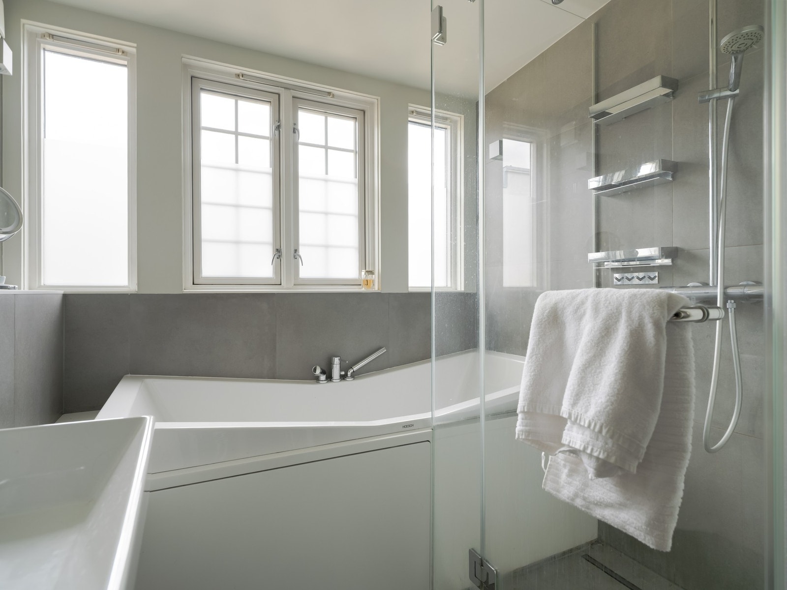 Badet har fått fin plass til badekar innerst i rommet. Galleribilde