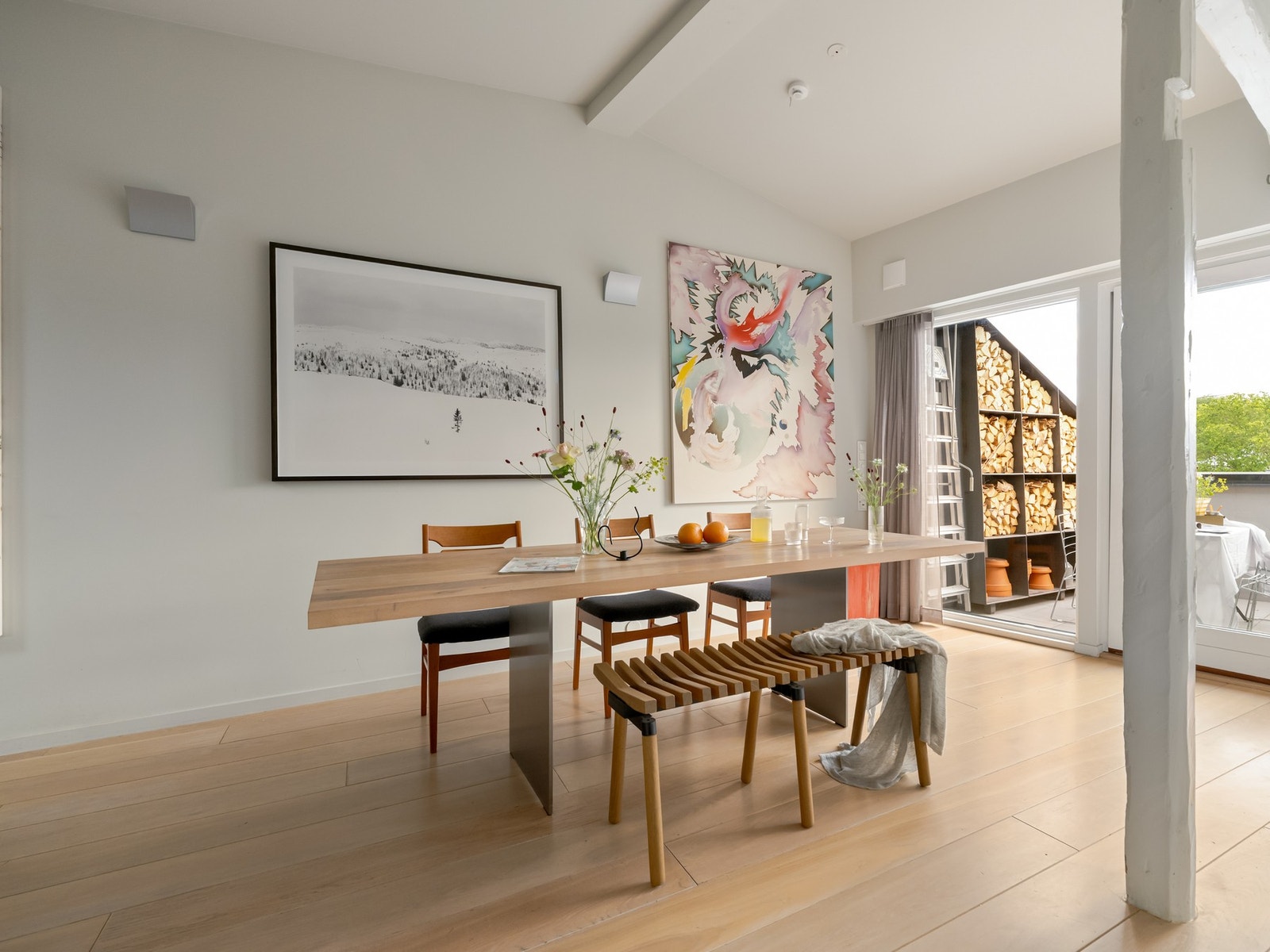 Det er god og naturlig plass til et stort spisebord. Galleribilde