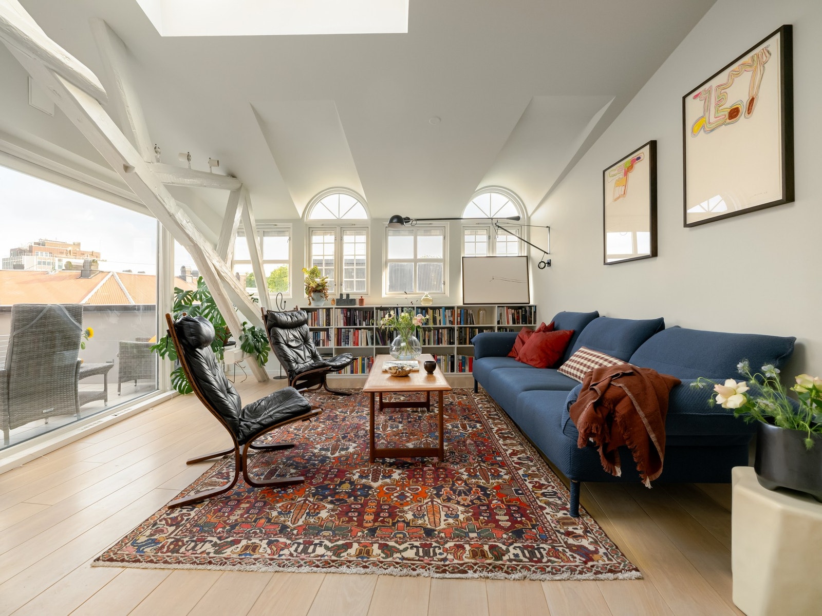 Takoppløftet gjør at dette er noe helt annet enn en vanlig loftsleilighet, med et utrolig bra volum. Galleribilde