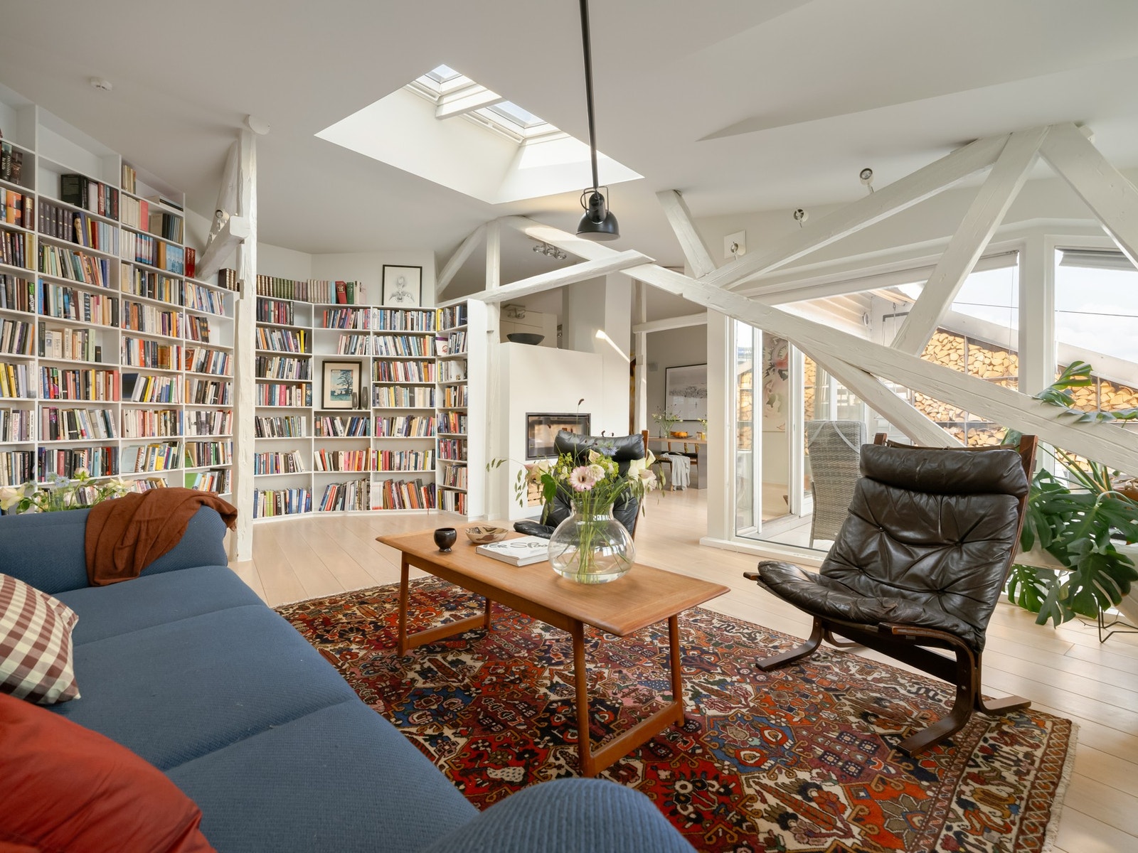I stuen er det vinduer omtrent over alt - til og med i taket! Galleribilde