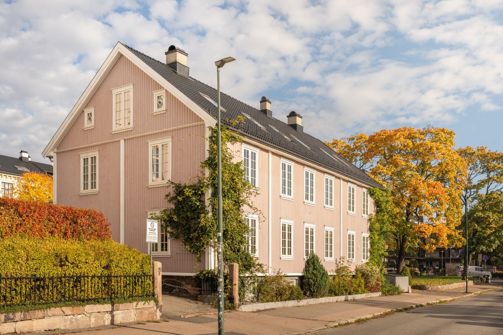 Den historiske Aker Prestegård inneholder tre totalrenoverte boligseksjoner med sentral og attraktiv beliggenhet i en rolig gate på St. Hanshaugen. Galleribilde