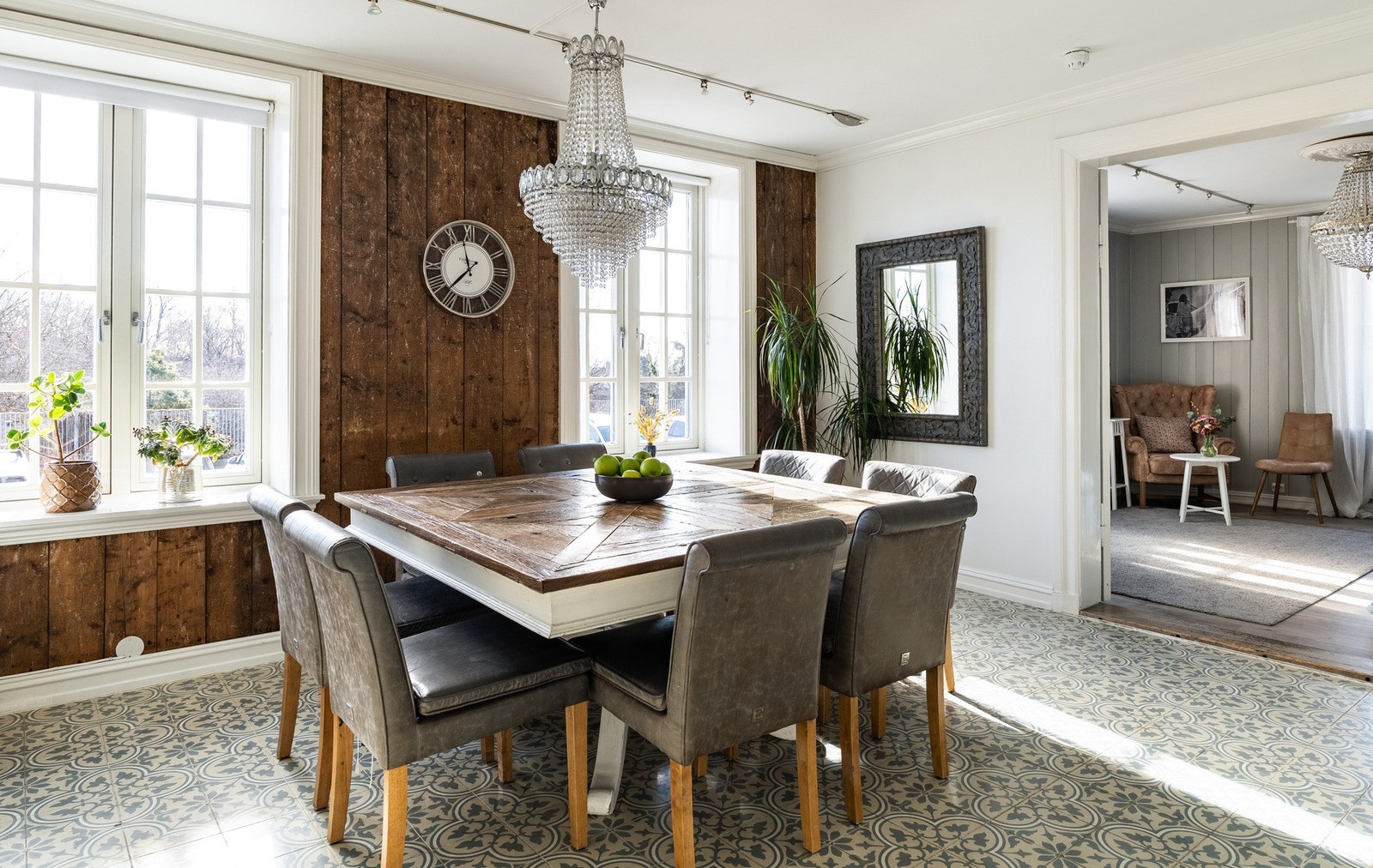 Den åpne løsningen mellom kjøkken og stue skaper en sosial og innbydende sone. Galleribilde