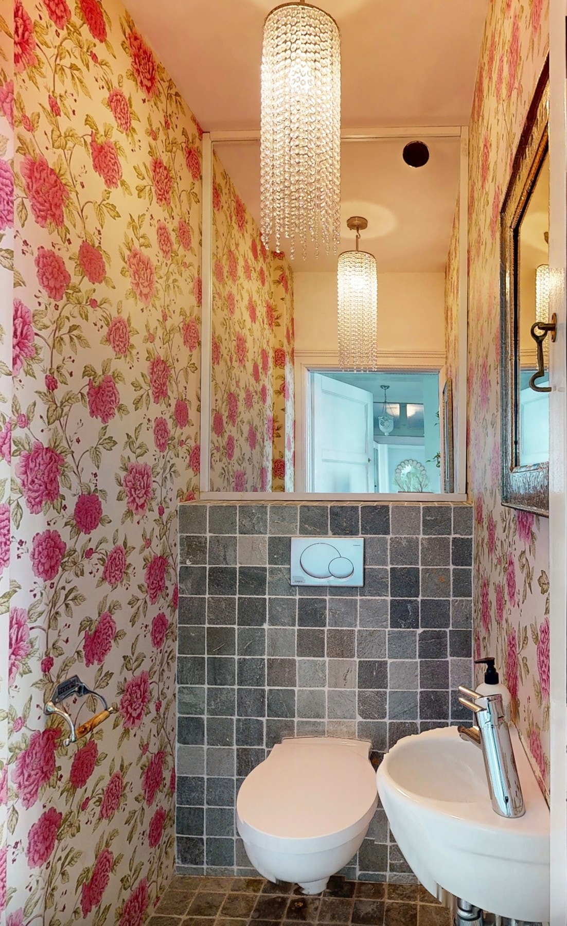 Separat toalettrom i første etasje med vegghengt toalett og flislagt gulv. Galleribilde