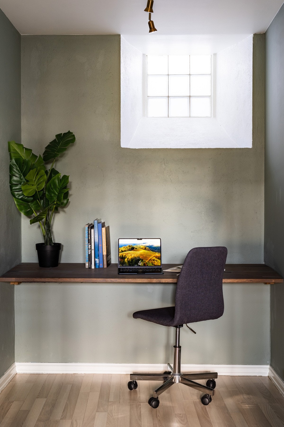 Bod innenfor soverommet er innredet som kontor. Gulvene i kjellerens oppholdsrom har elektrisk oppvarming for økt komfort. Galleribilde