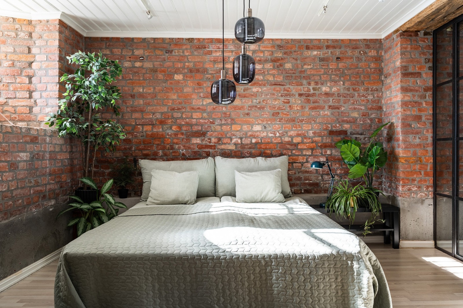 Her kombineres moderne standard med tidløs sjarm, som eksponerte teglsteinsvegger og god takhøyde. Galleribilde