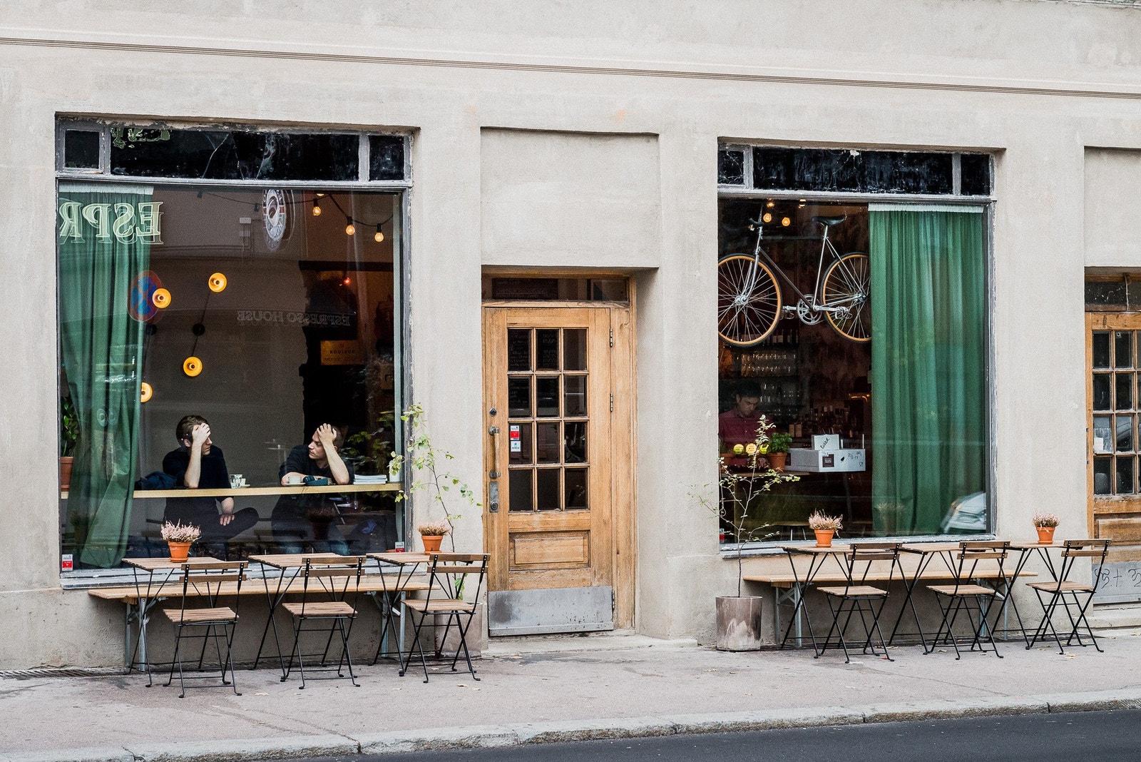 Den populære vinbaren Rouleur ligger rett opp i gaten i Ullevålsveien 16. Galleribilde