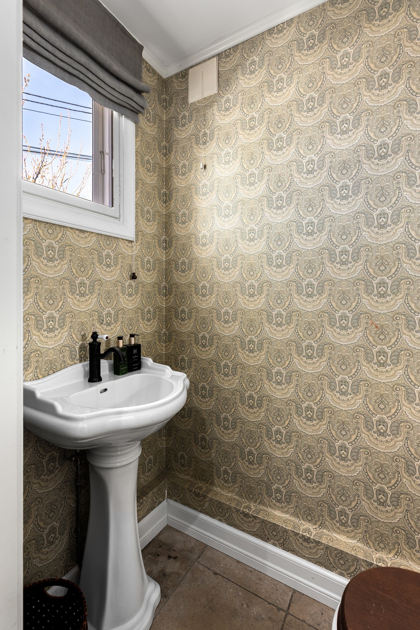 Gjestetoalettet i første etasje er innredet med søyleservant og veggmontert toalett i nostalgisk design. Galleribilde