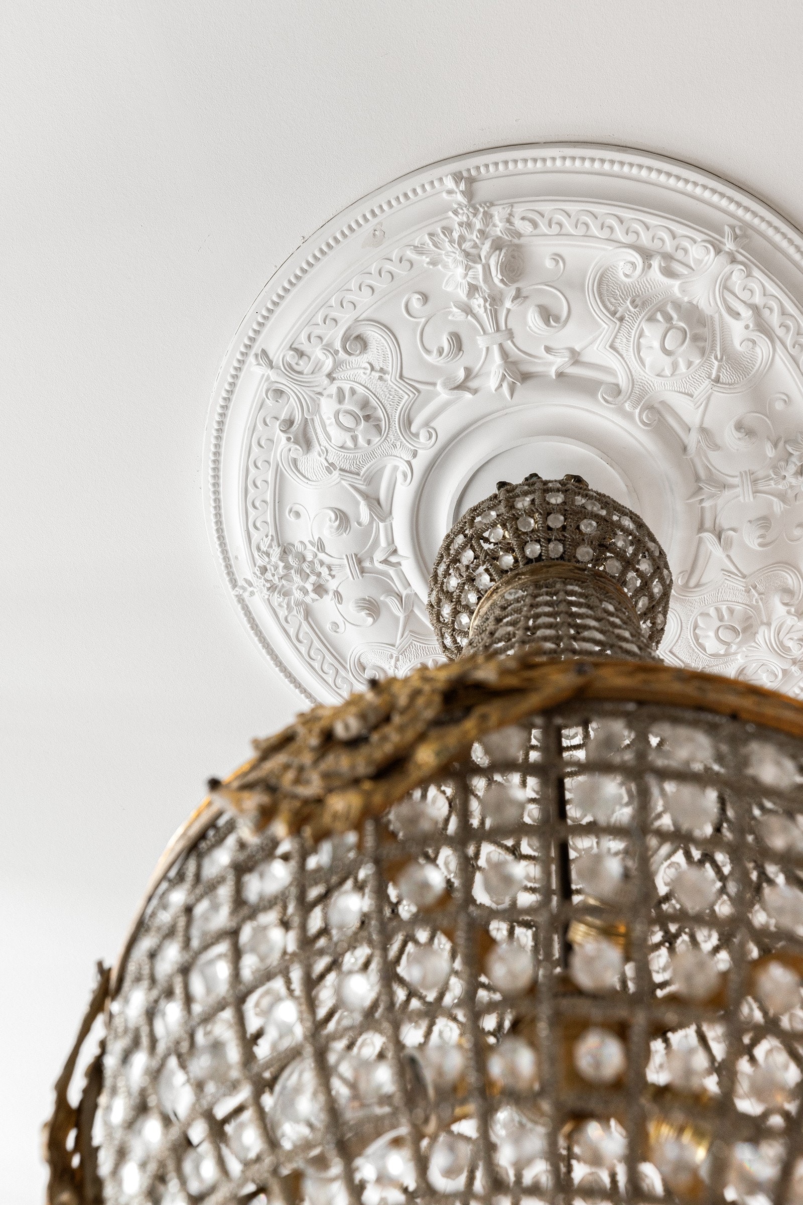 Flere av stuene har takrosetter og stukkaturlignende listverk. Galleribilde