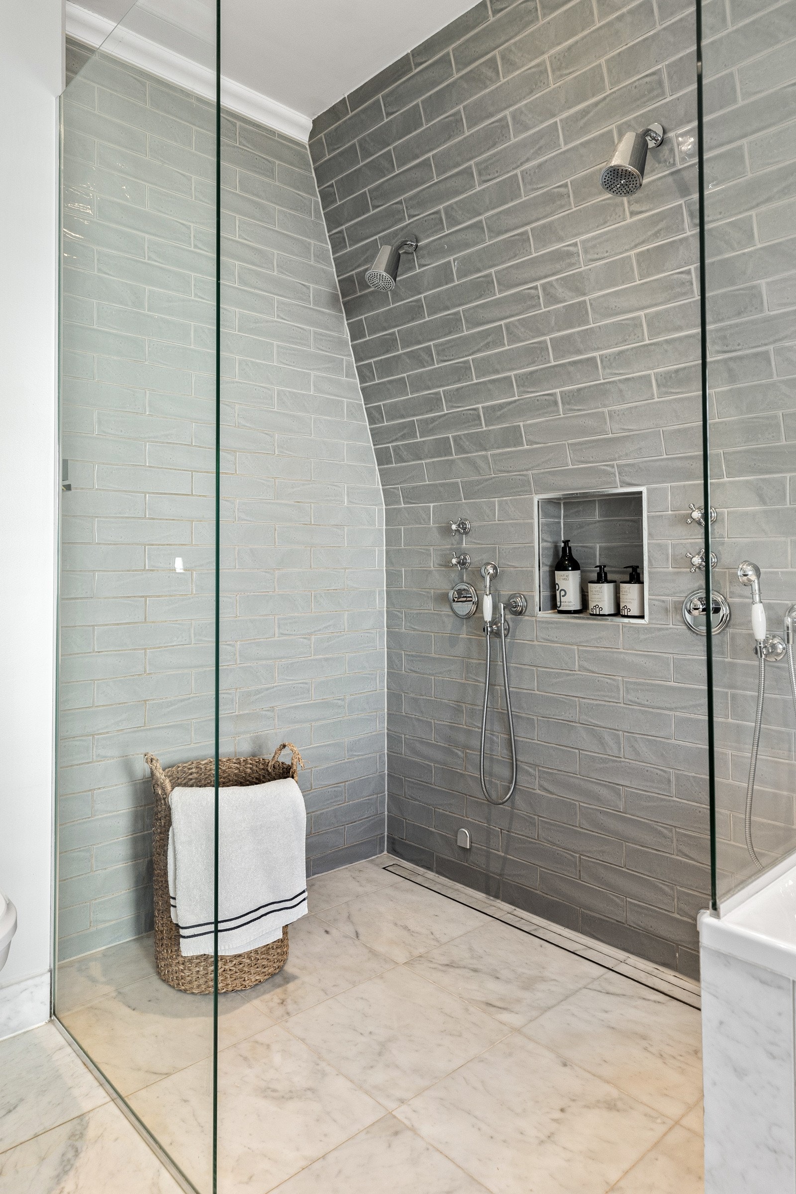 Nisjen har glassvegger, to veggmonterte dusjhoder, samt to sett med hånddusjer i nostalgisk design. Galleribilde