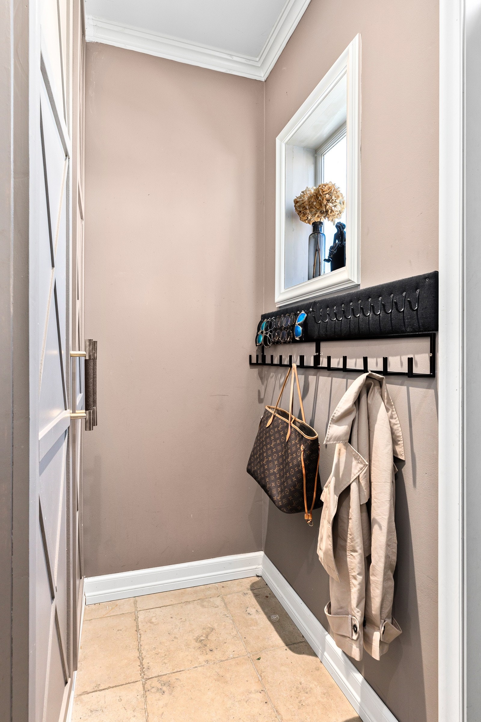 Entreen har innebygde garderobeskap med pene fronter og en knaggrekke langs motsatt vegg. Galleribilde