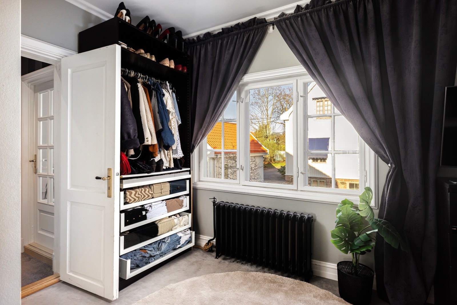 Det er gode oppbevaringsmuligheter på rommet. Galleribilde