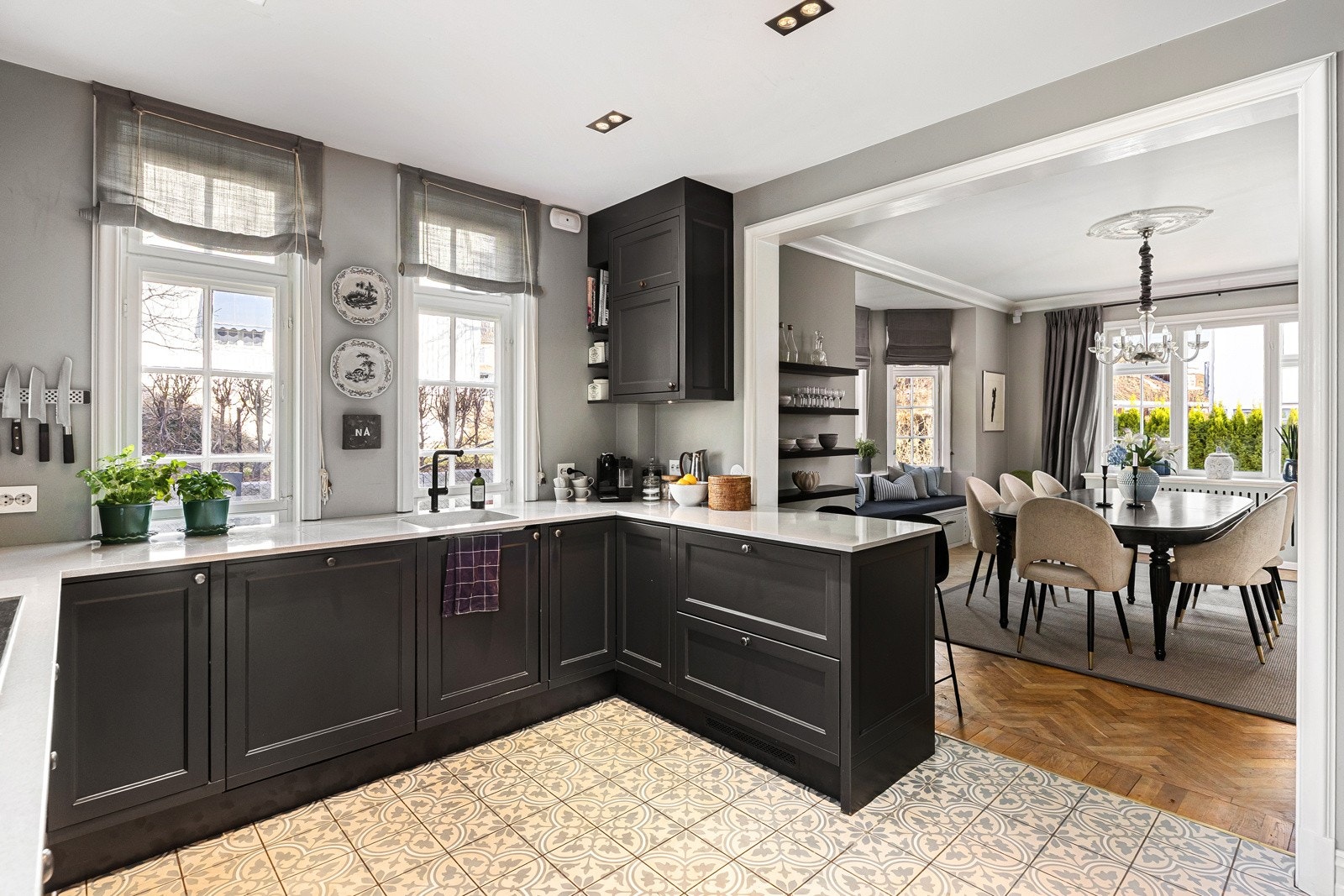 Innredningen er plassert langs fire sider og gulvet har varmekabler og historiske mønsterfliser. Galleribilde