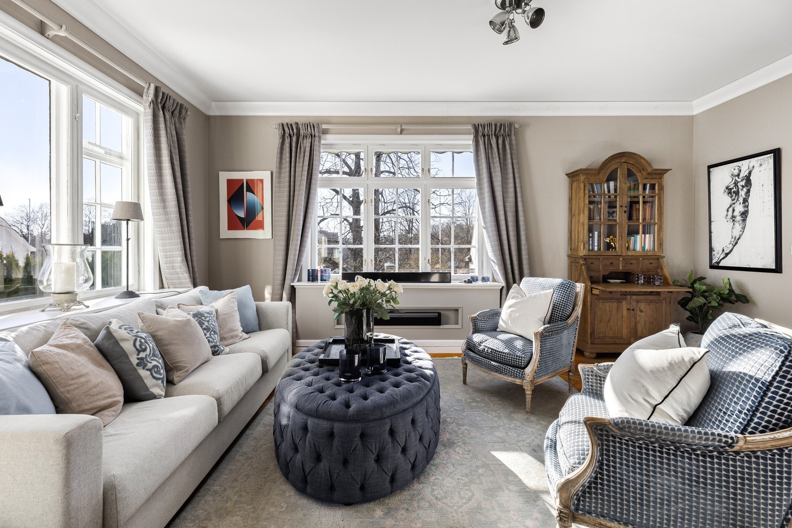 Luftig etasje med flott takhøyde, stuer i fløy med hverandre, samt god plass til både sosial hygge og privatliv. Galleribilde