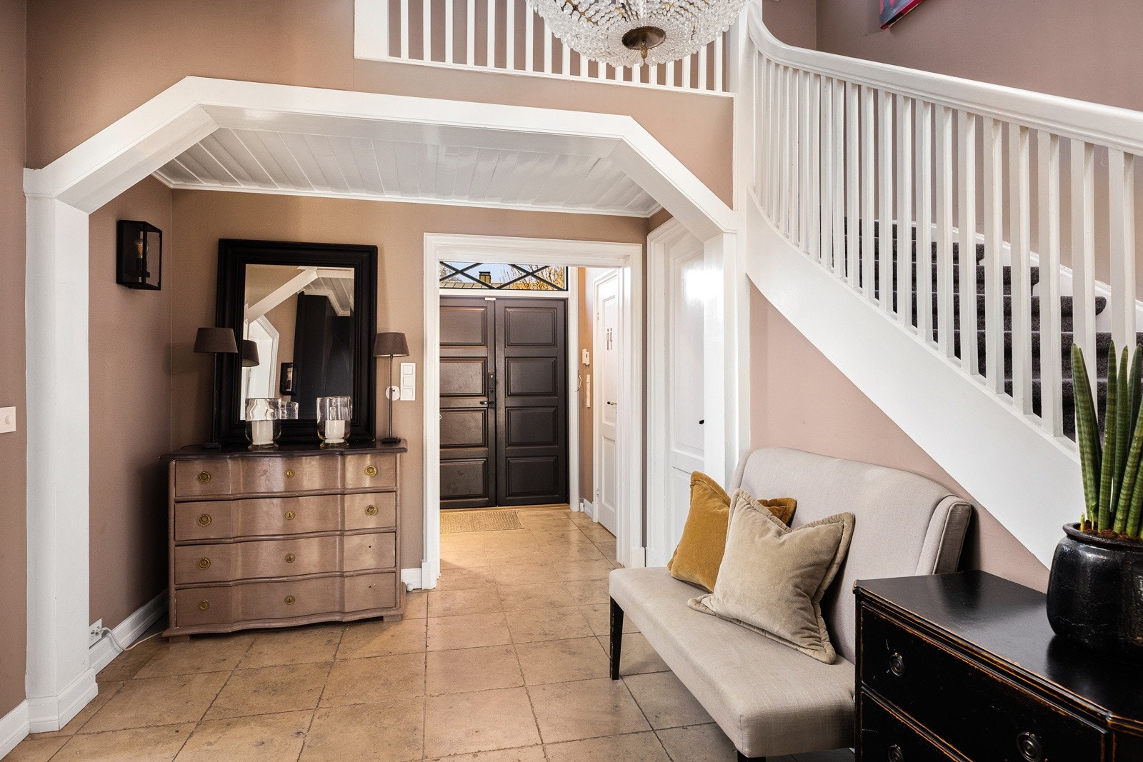 Hallen har god plass til ulike garderobeløsninger. Galleribilde