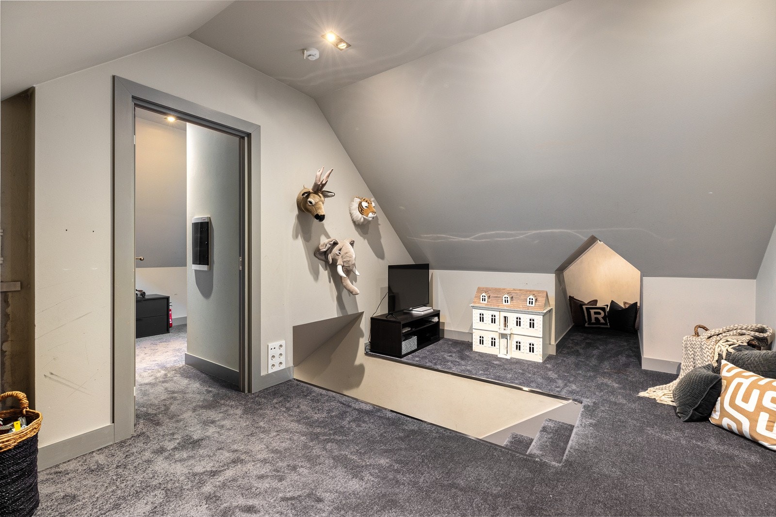 Mellom de to soverommene på loftet (ikke byggemeldt) er gangen innredet med alkove i kneveggen og integrerte bokhyller. Galleribilde