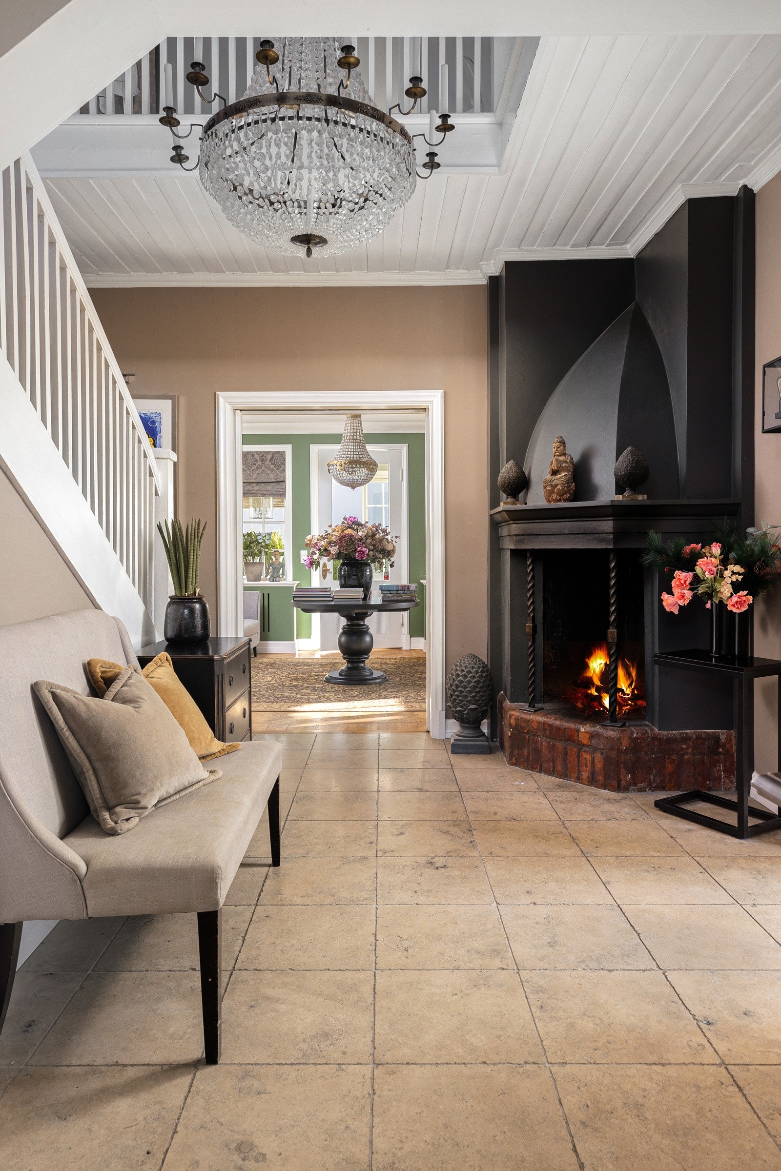 Hallen er representativ og innbydende med en flott, åpen peis og flislagt gulv med vannbåren gulvvarme. Galleribilde