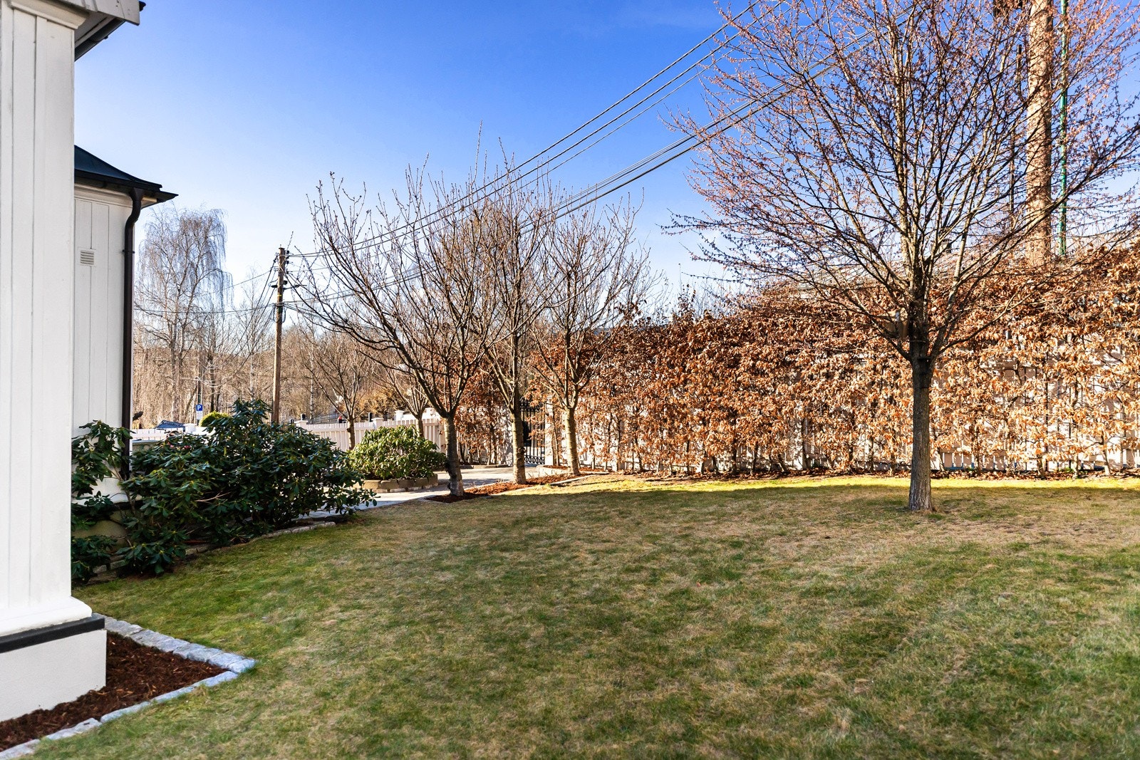 Hagen er solrik og pent anlagt med gode plenarealer, trær og skjermende hekk. Galleribilde