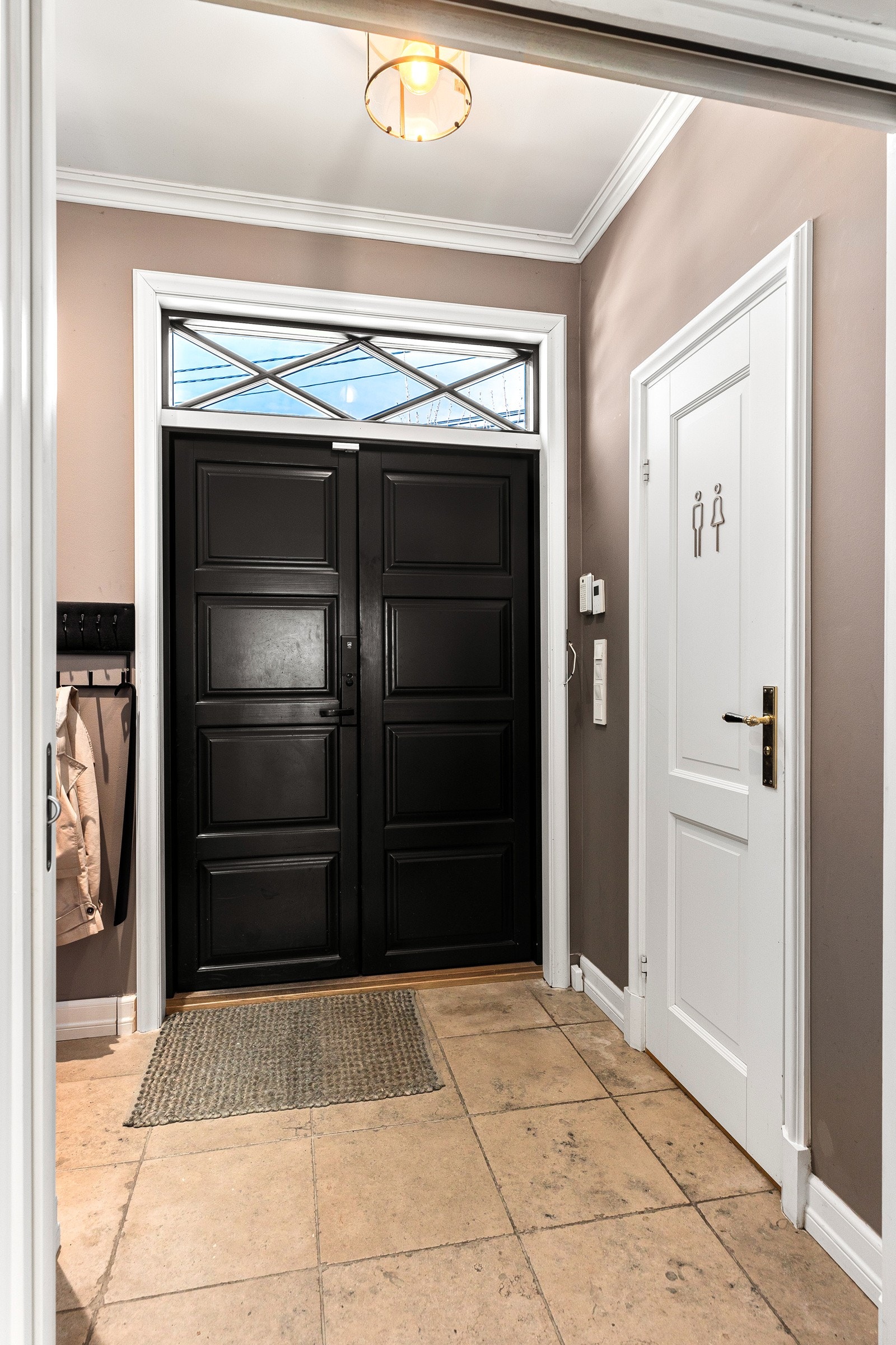 Entreen er innbydende med flislagt gulv, vannbåren gulvvarme og pene, glatte overflater. Galleribilde