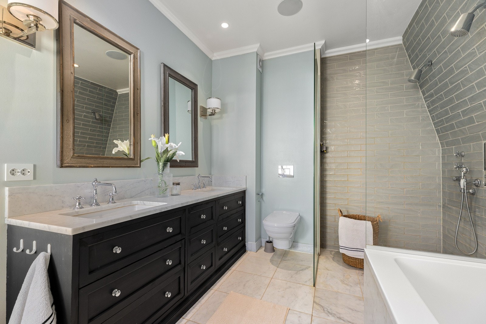 Badet i 2. etasje hat lyse fliser på gulvet og vegger i en dus mintfarge. Galleribilde