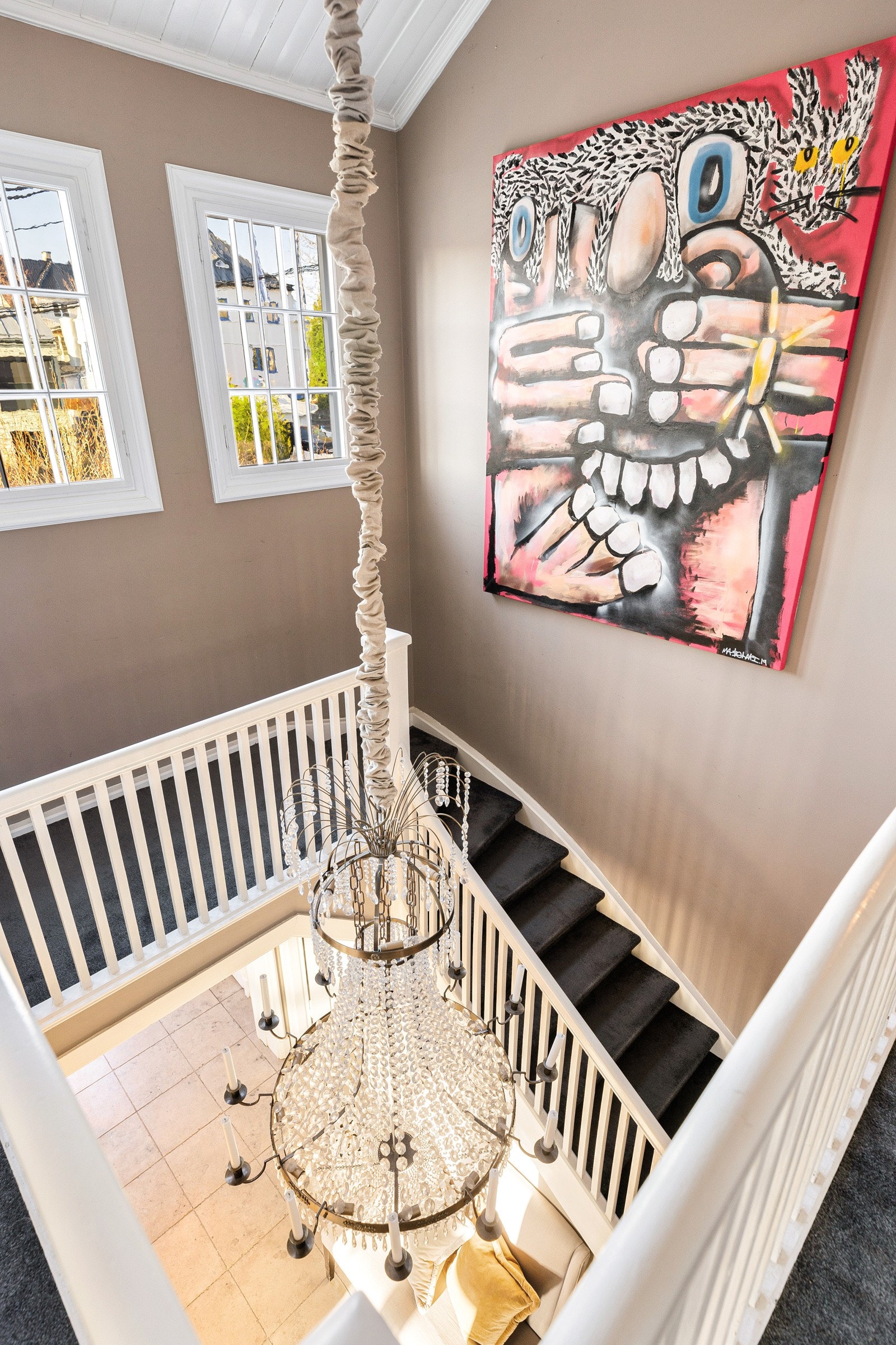 Boligen har en vinkeltrapp med trappetrinn med vegg-til-vegg-teppe. Galleribilde