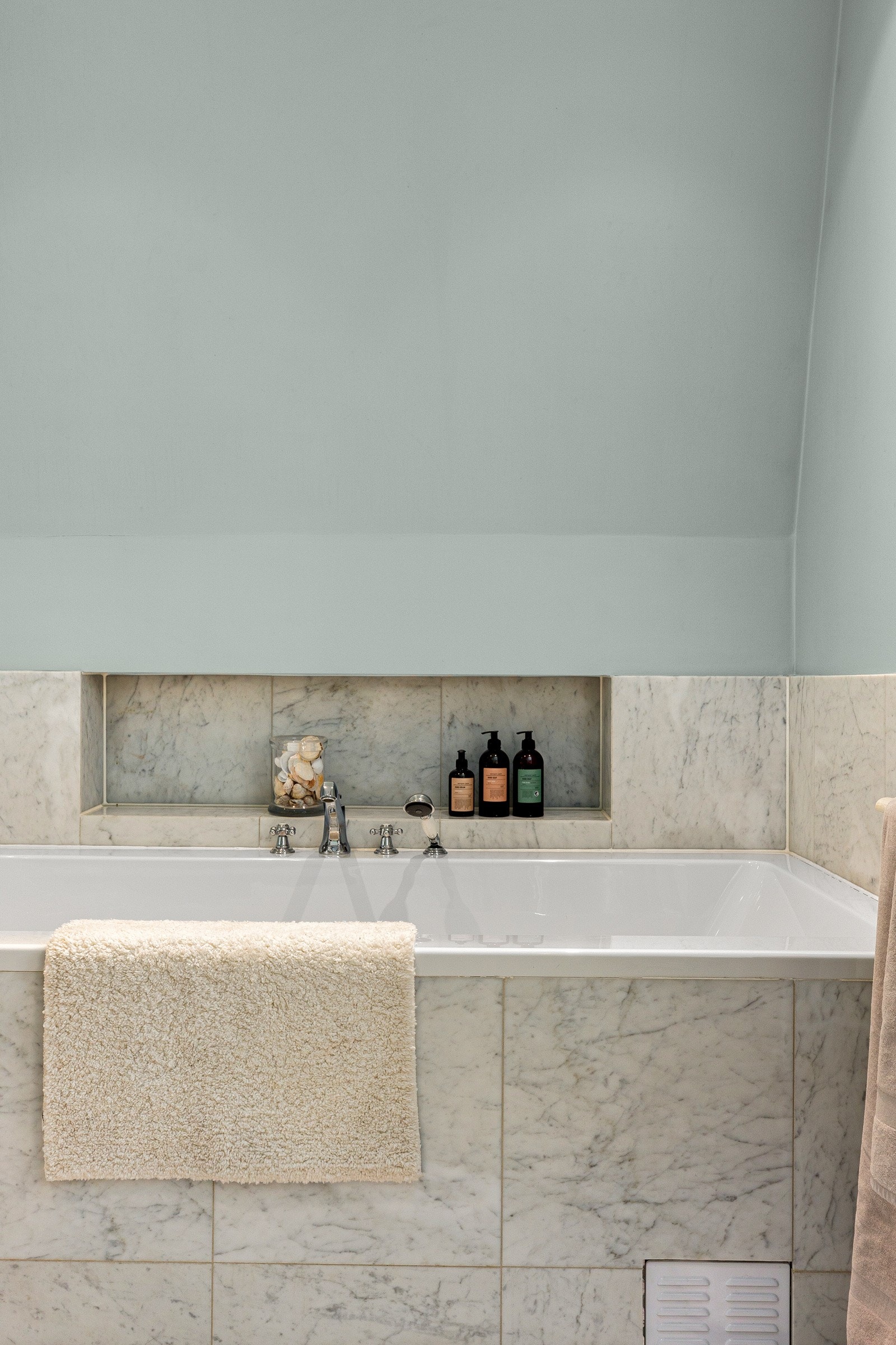 Badet er smakfullt innredet med et innfliset badekar, en dobbel dusjnisje og servantmøbel med dobbelservant. Galleribilde