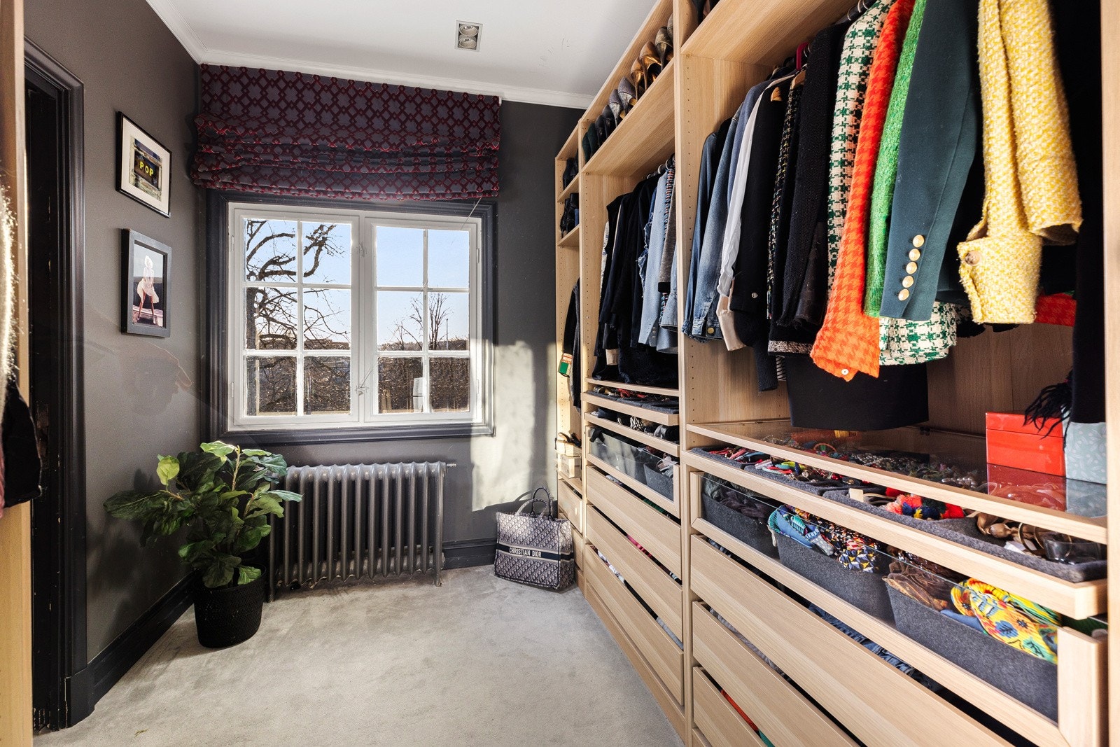 Fra hovedsoverommet i andre etasje er det inngang et stort omkledningsrom med skapinnredning. Galleribilde