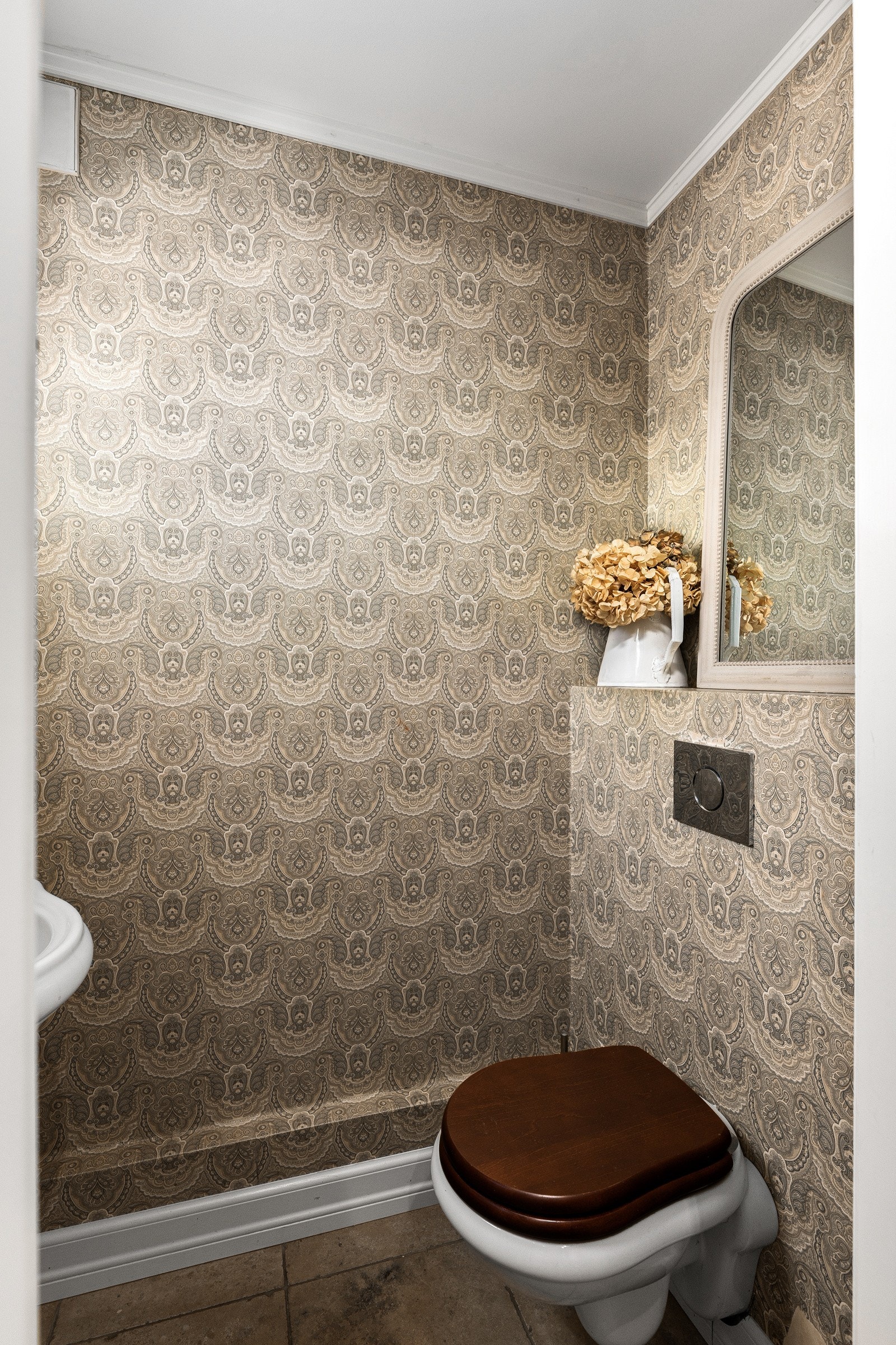 Gjestetoalettet er praktisk plassert med inngang fra entreen. Galleribilde