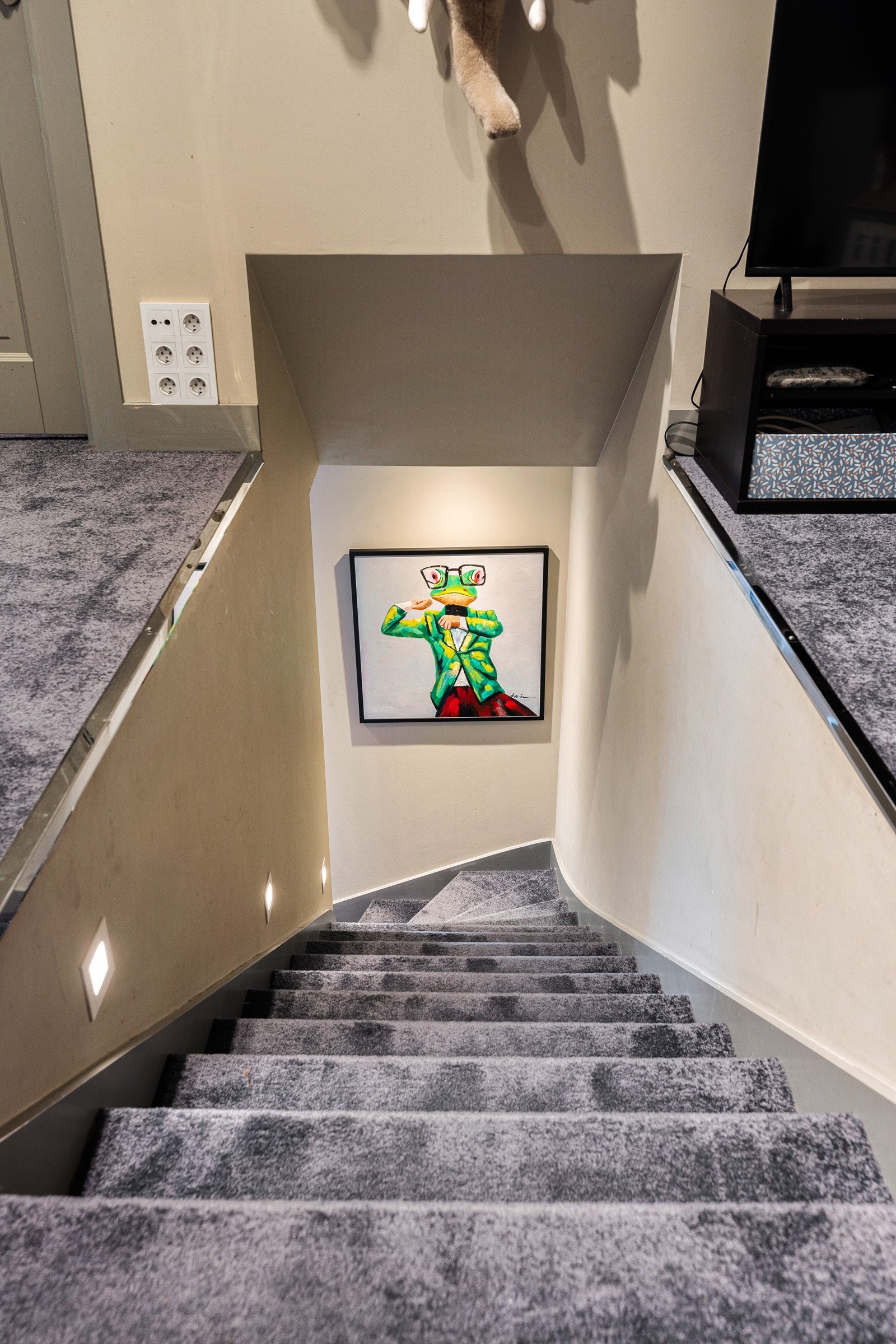 Trapperommet opp til loftet har teppe i trinn og innfelt trinnbelysning i veggen. Galleribilde