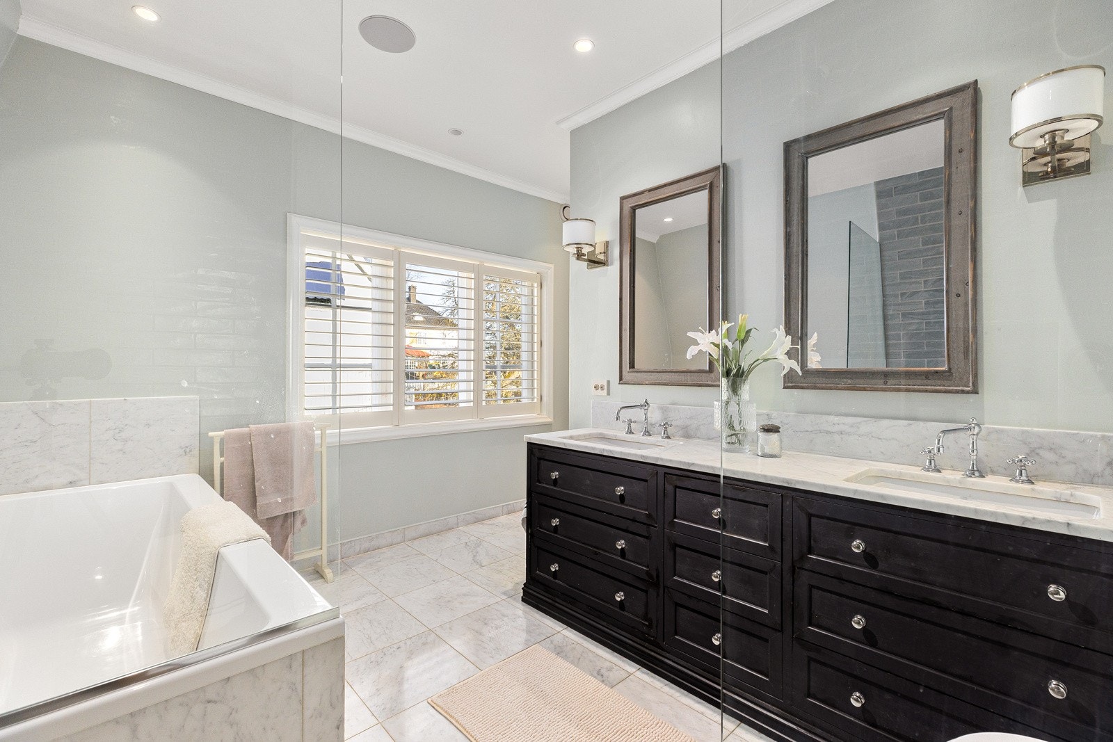 Badet i andre etasje er delikat og lyst med dagslys fra vindu. Galleribilde