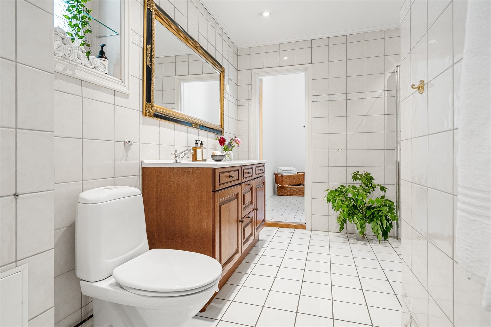 Badet har flislagte overflater, gulvvarme og downlights i himling. Galleribilde