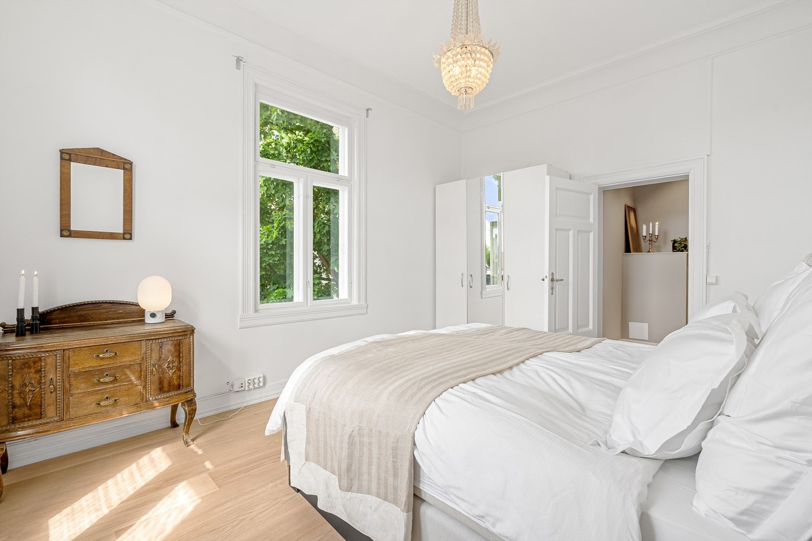 Soverommet har ny enstavs eikeparkett i 2025 og vender mot rolig bakgård. Galleribilde