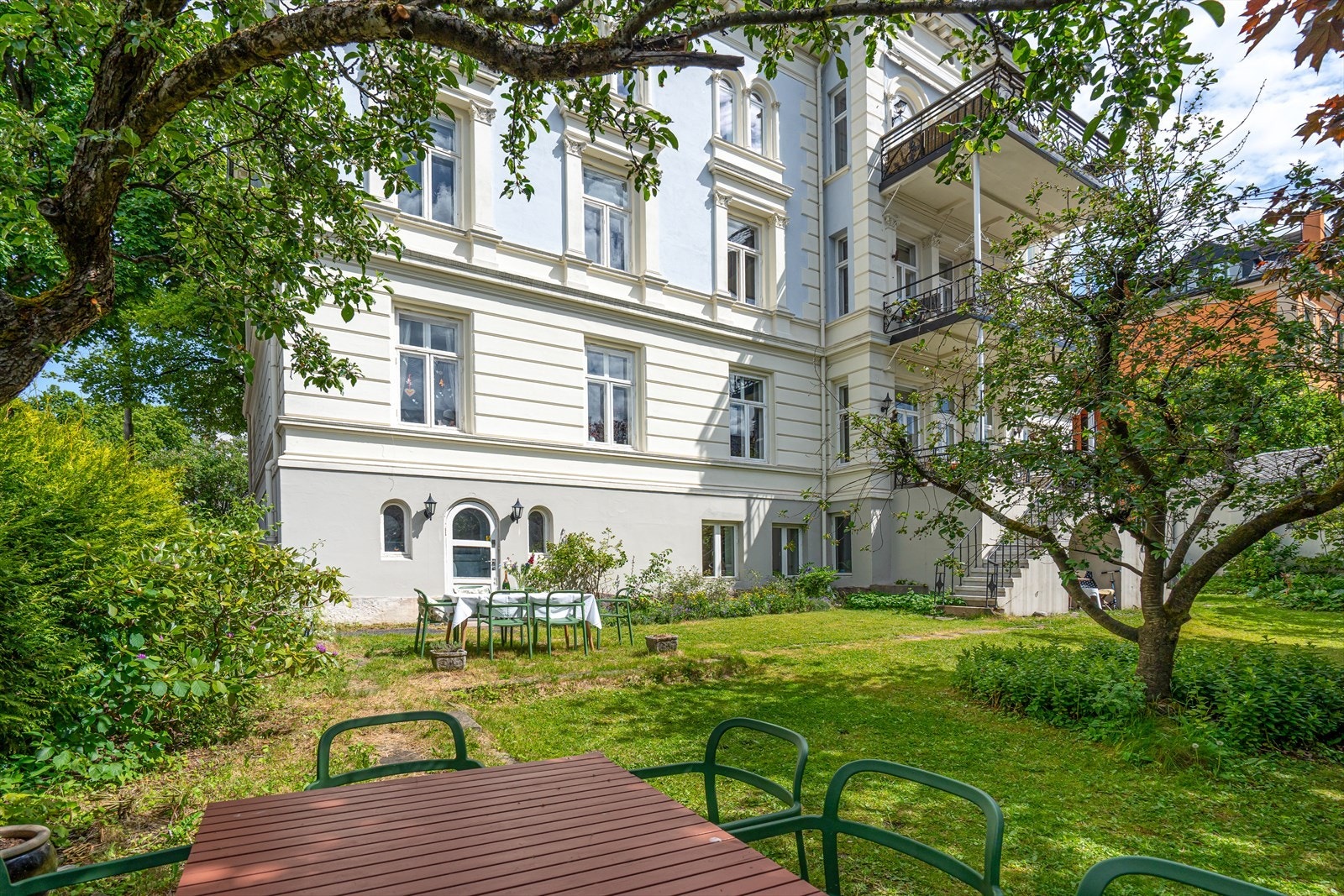 Her har man en klassisk drømmeleilighet med originale detaljer, stilrene overflater og etterspurt beliggenhet. Galleribilde