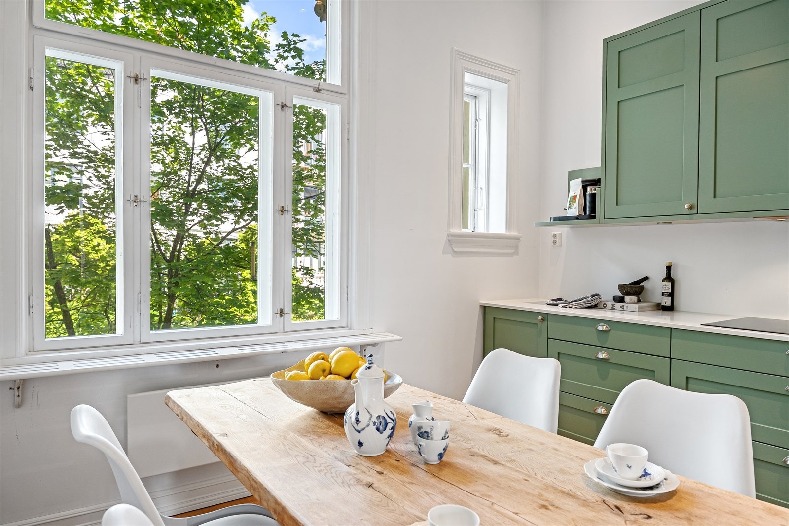 Leiligheten ligger høyt og fritt med luftig utsyn, uten sjenerende innsyn eller gjenboere. Galleribilde