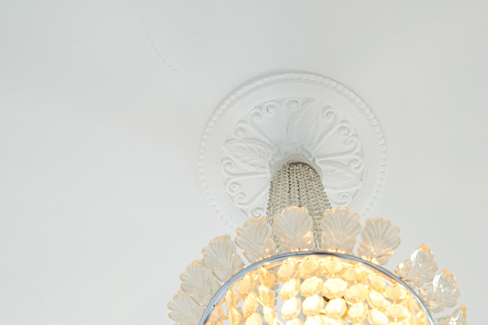 Hovedsoverommet har også rosett og bredt listverk. Galleribilde