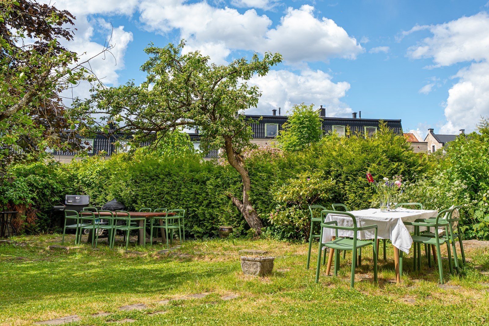 Sameiet har en skjermet og idyllisk hage, pent opparbeidet med plen, hekk, frukttrær og beplantning. Galleribilde