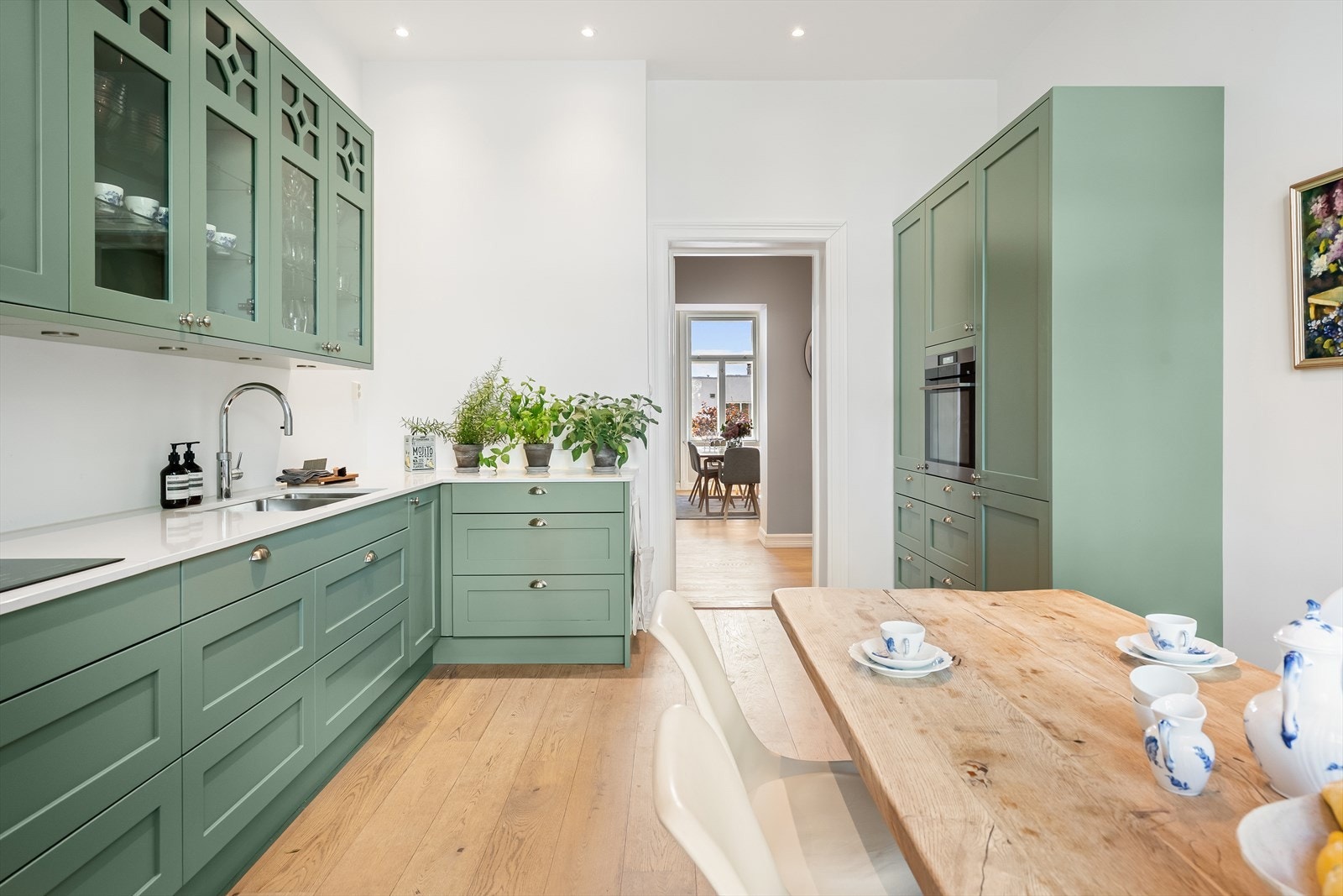 Hvitevarene består av kjøl/fryseskap, oppvaskmaskin, stekeovn fra AEG, platetopp og kullfiltervifte over stekesonen. Galleribilde