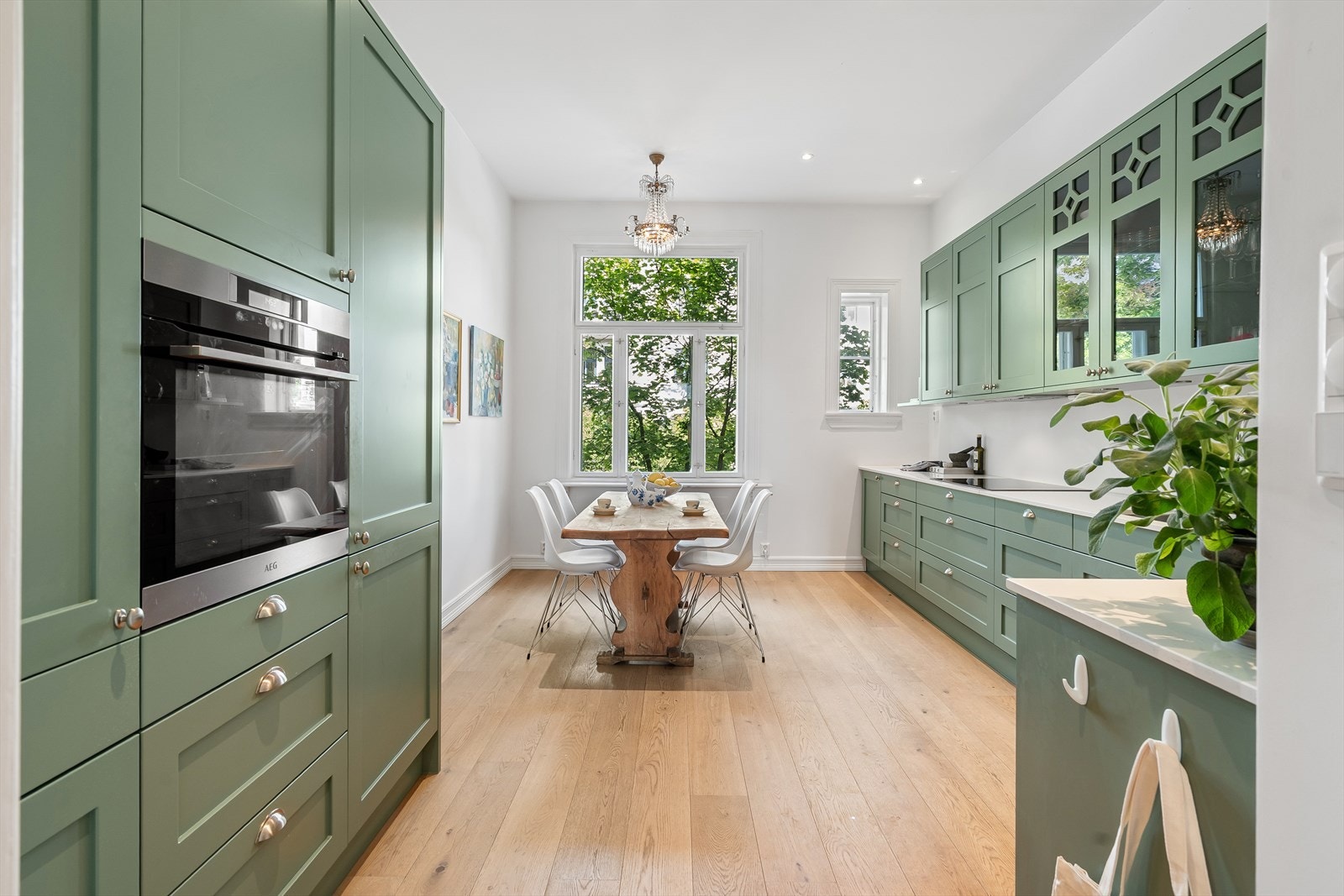 Her har man en klassisk drømmeleilighet med originale detaljer, stilrene overflater og etterspurt beliggenhet. Galleribilde