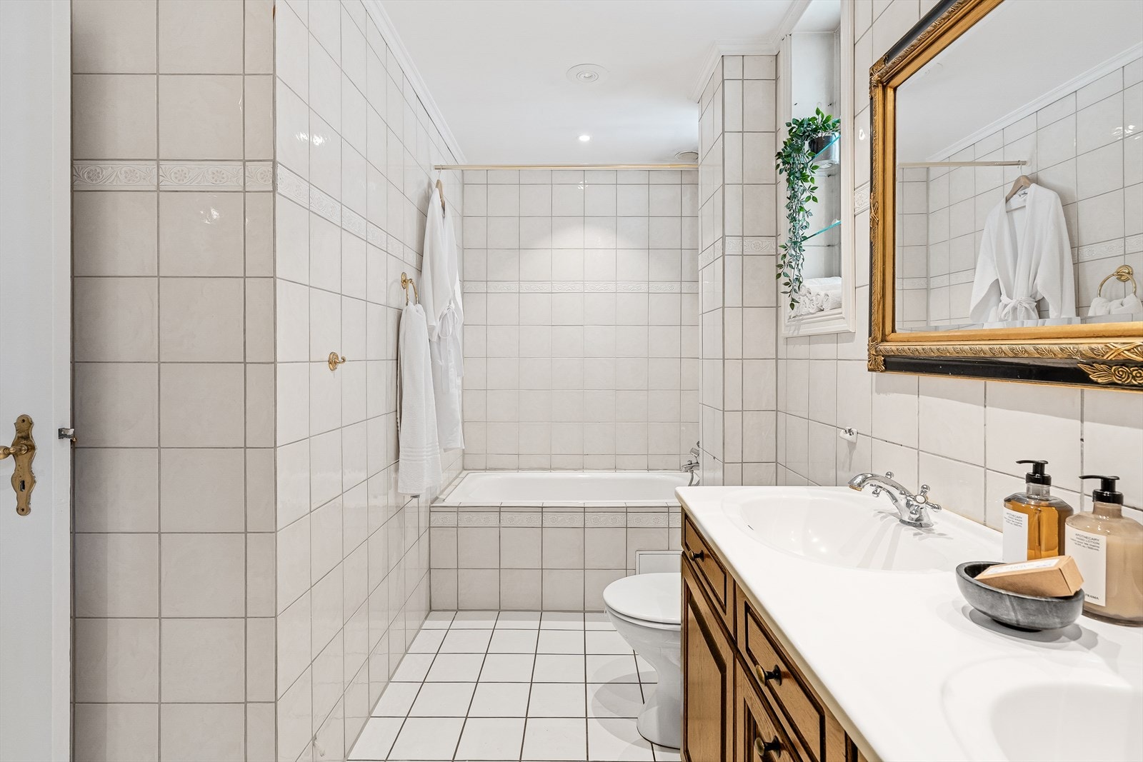 Badet er utstyrt med både badekar og dusjhjørne med innfellbare dusjdører. Galleribilde