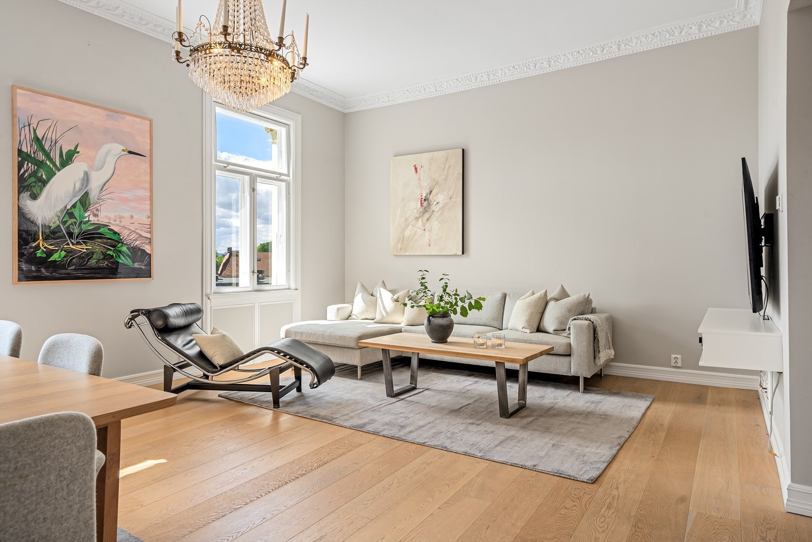 Leiligheten har en herlig, innbydende stue med store vindusflater og en luftig romfølelse. Galleribilde