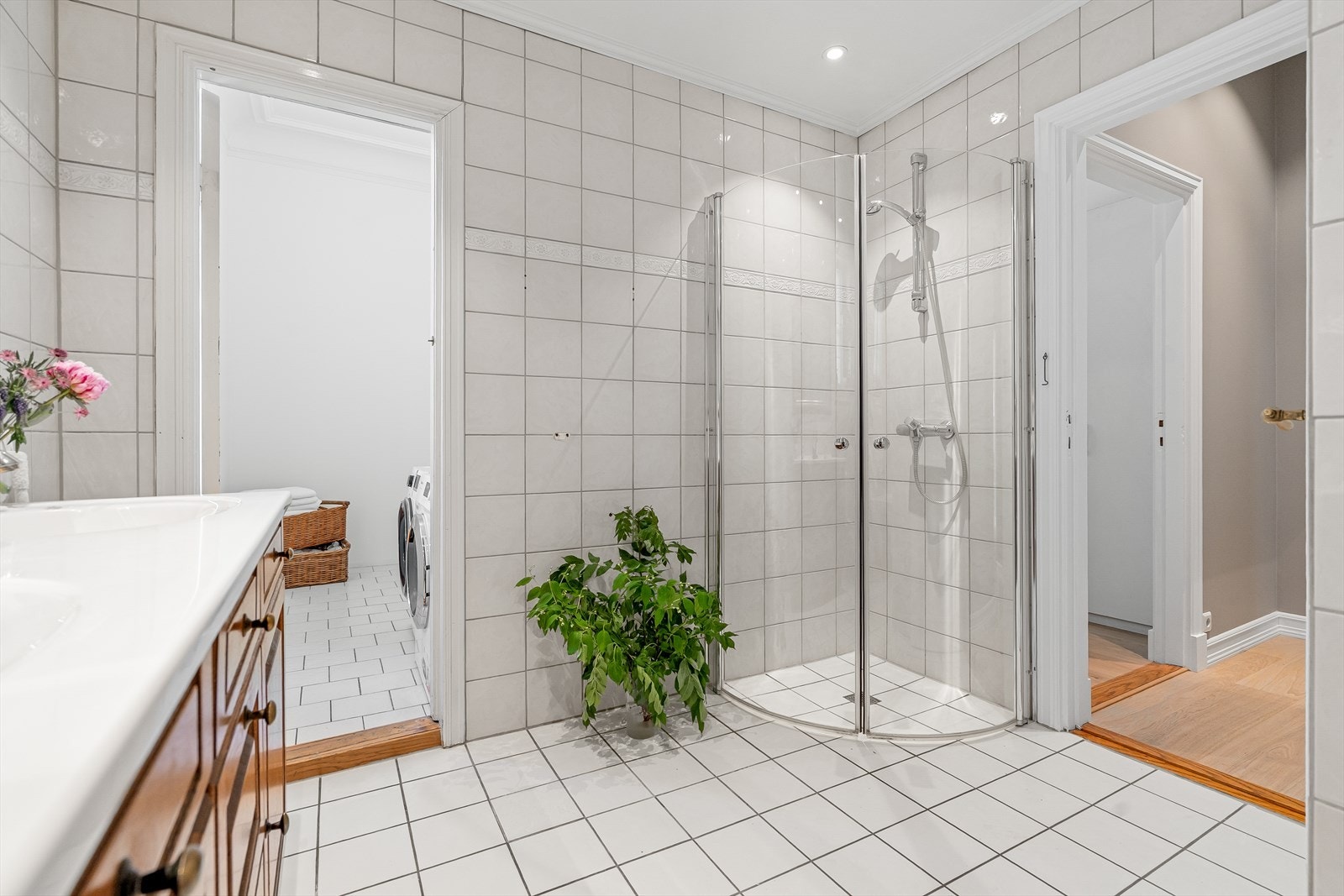 Fra badet er det direkte adkomst til eget, praktisk vaskerom. Galleribilde