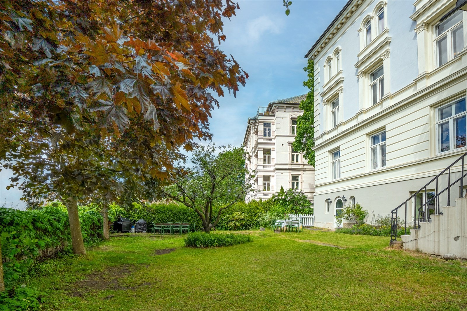 Leiligheten ligger i en ærverdig bygård med umiddelbar nærhet til flere av byens fineste parker, offentlig kommunikasjon, matbutikker og bakerier. Galleribilde