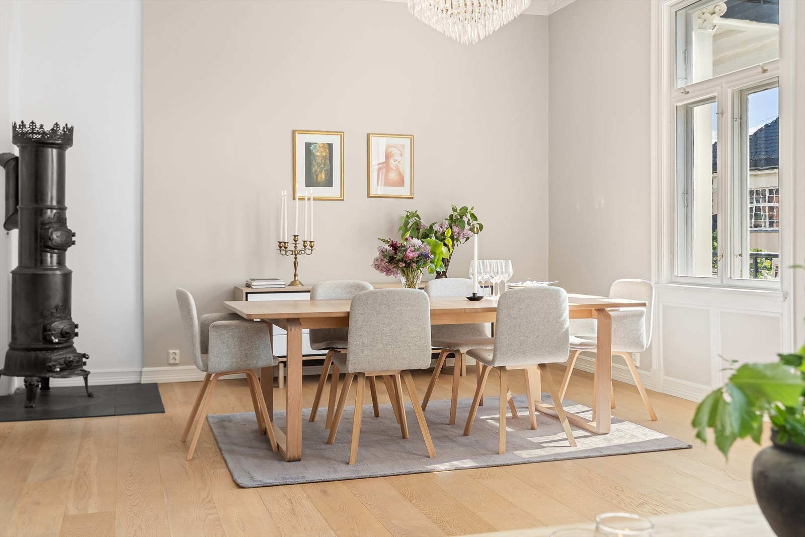 Den romslige stuen innredes enkelt i ulike soner. Her er det god plass til stor spiseavdeling - Perfekt for sosiale sammenkomster! Galleribilde