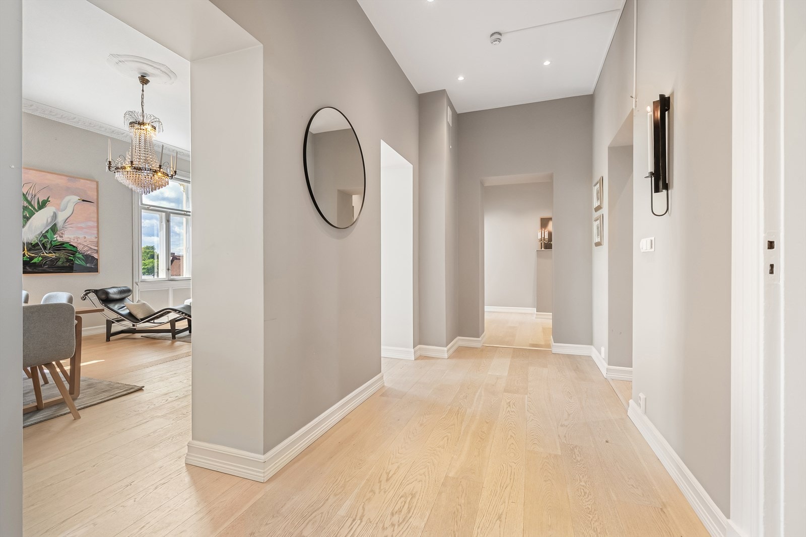 En romslig hall sikrer god flyt mellom alle rom. Galleribilde