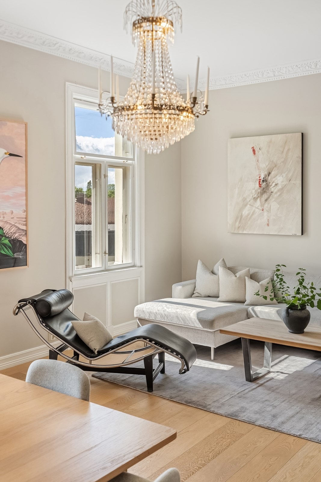 Rommet har generøs takhøyde på imponerende 3,24 meter, som gir en luftig og god romfølelse. Galleribilde