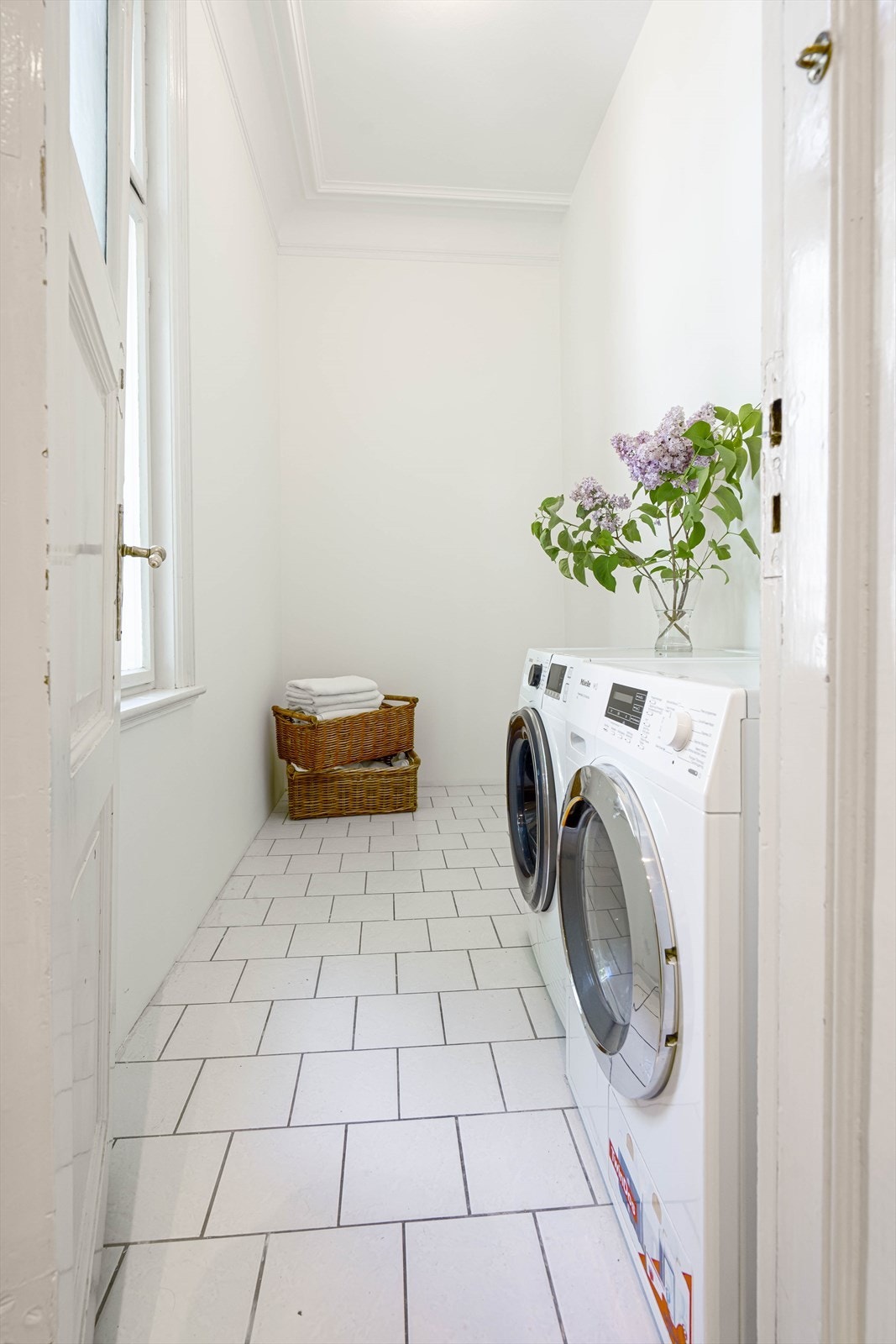 Vaskerommet har overflater med flislagte gulv og malte vegger og himling. Rommet er utstyrt med opplegg for vaskemaskin og tørketrommel. Galleribilde