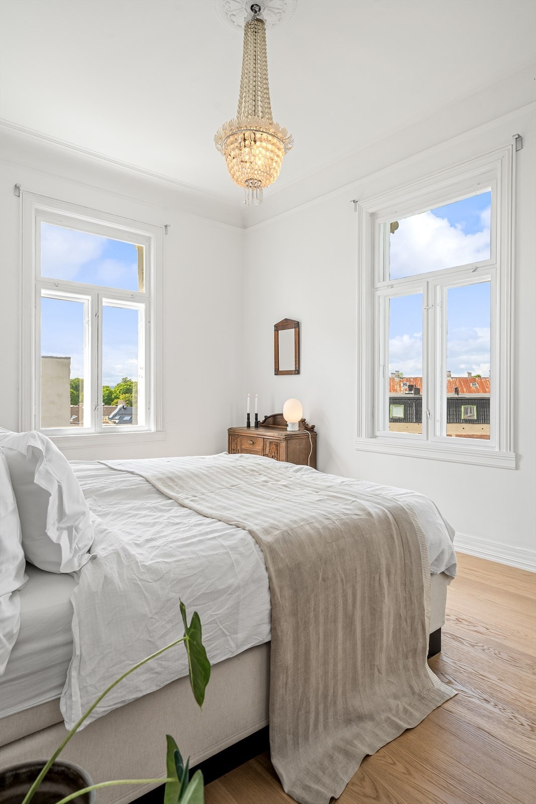 Innbydende hjørnesoverom med godt lysinnslipp. Galleribilde